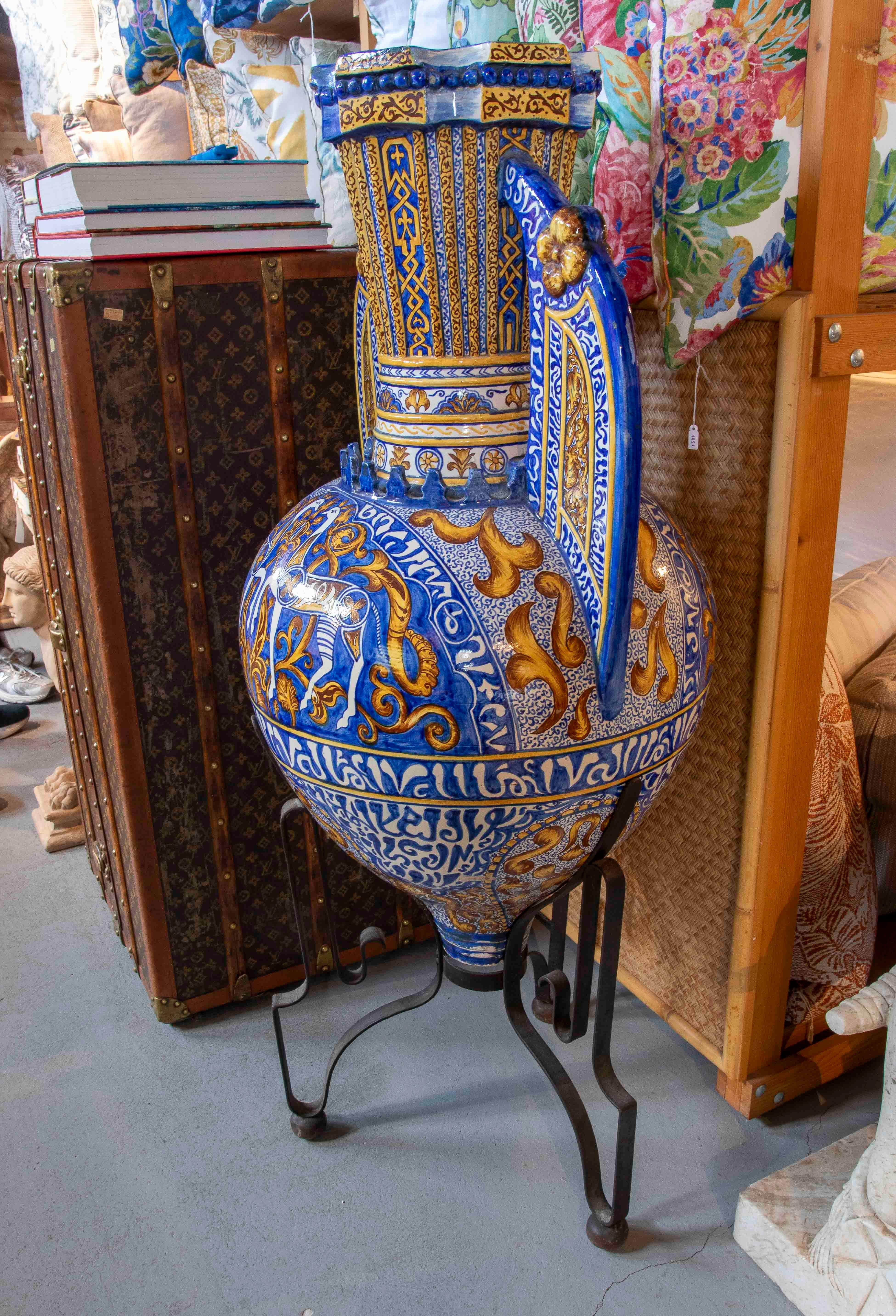 Espagnol 1950s Large Spanish Amphora Ceramics peint à la main, céramique émaillée avec pied en fer en vente