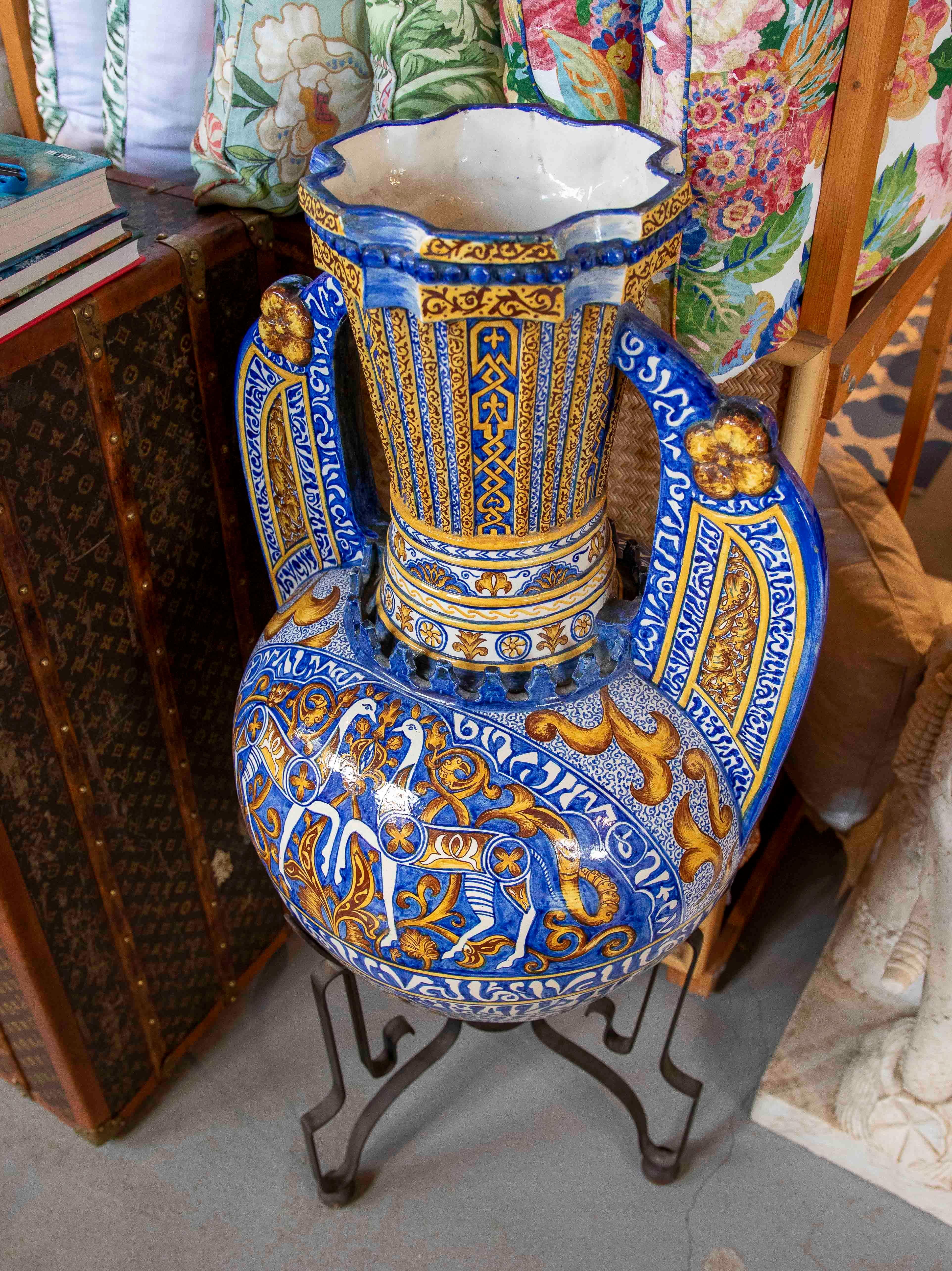 1950s Large Spanish Amphora Ceramics peint à la main, céramique émaillée avec pied en fer en vente 1