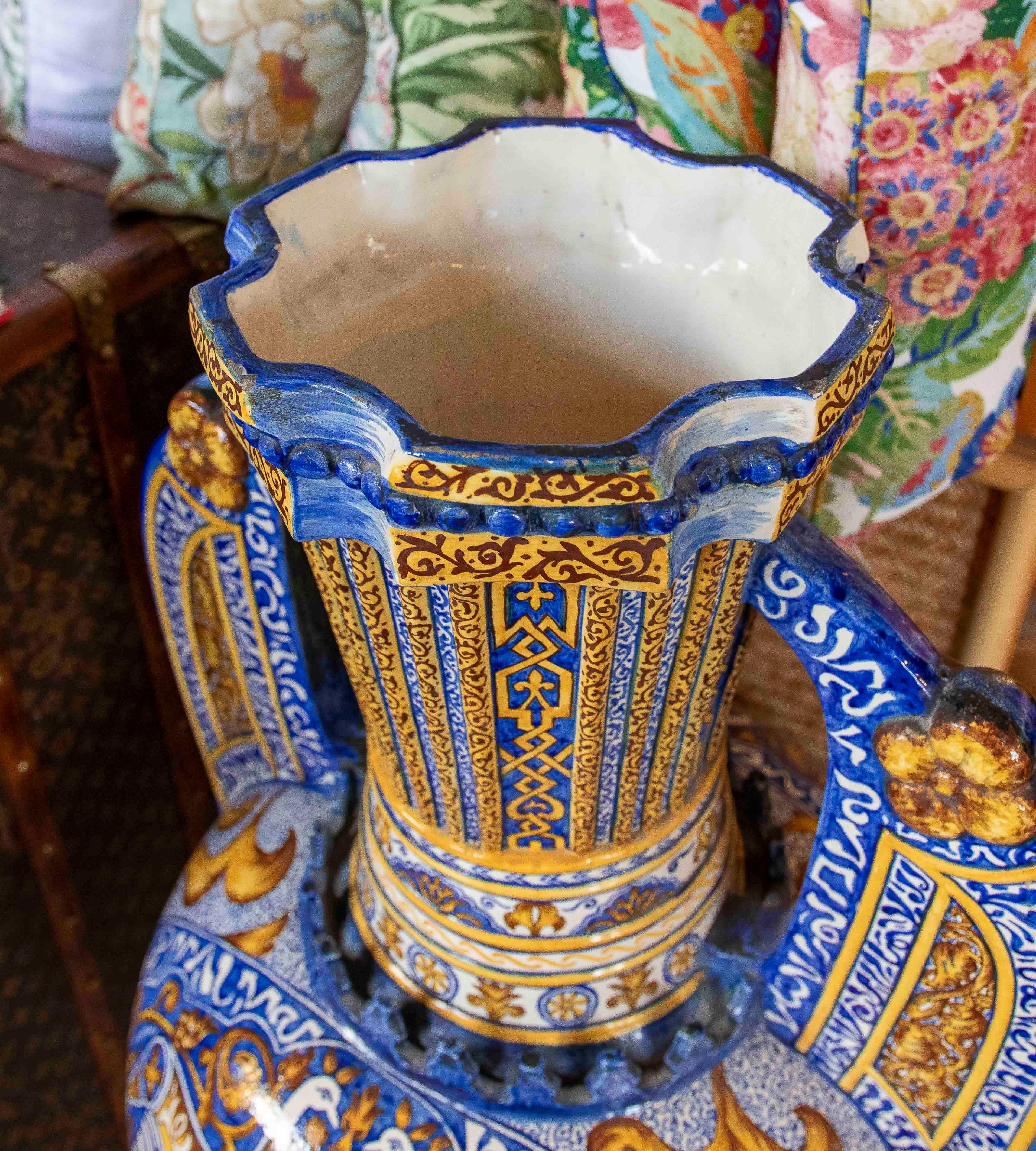 1950s Large Spanish Amphora Ceramics peint à la main, céramique émaillée avec pied en fer en vente 2