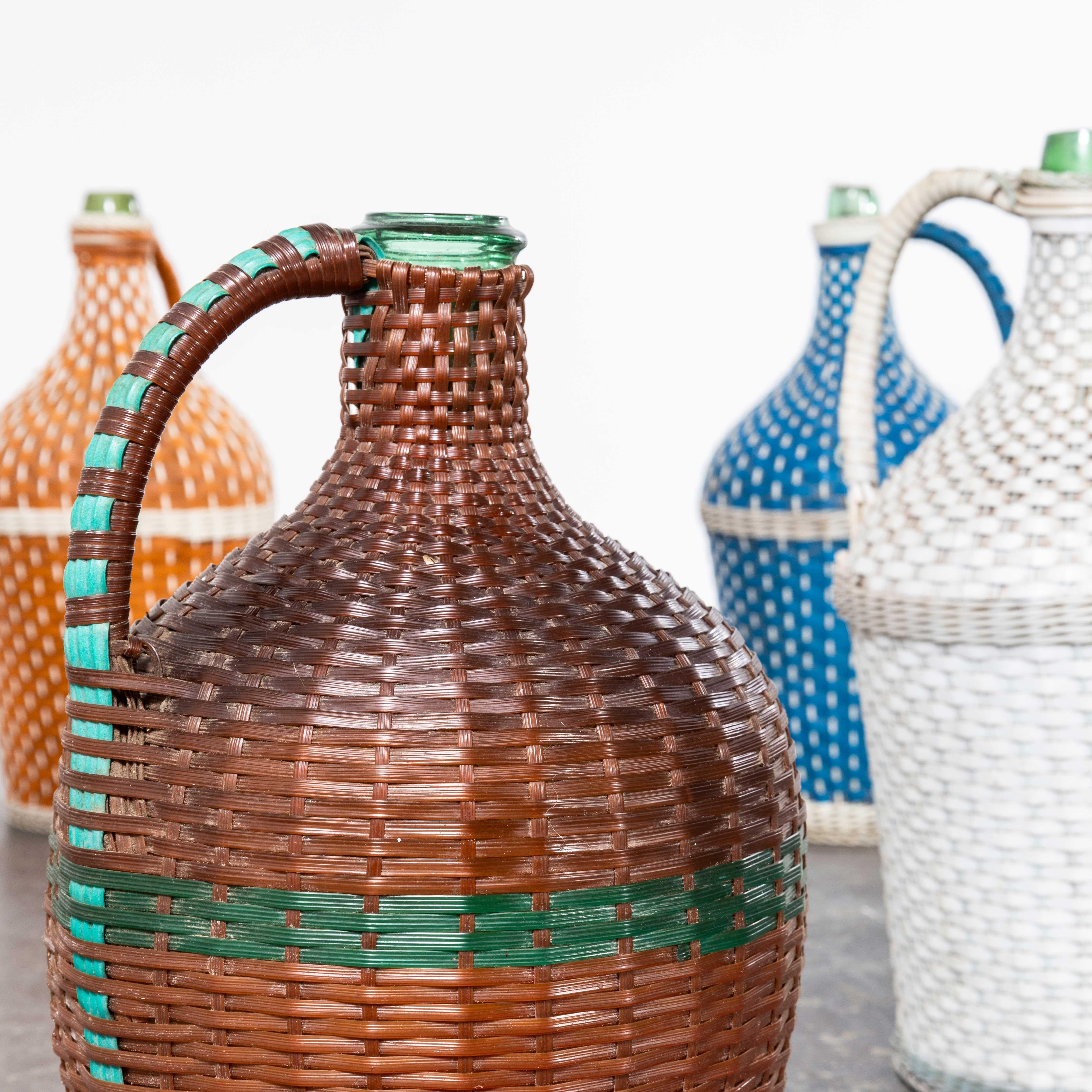 Porte-bouteilles tchèques tissés à la main dans les années 1950 - moyen à grand. 

Ces bouteilles ont été emballées à la main et chaque bouteille est unique par son aspect, sa couleur et sa taille. L'offre concerne une bouteille, sélectionnée au