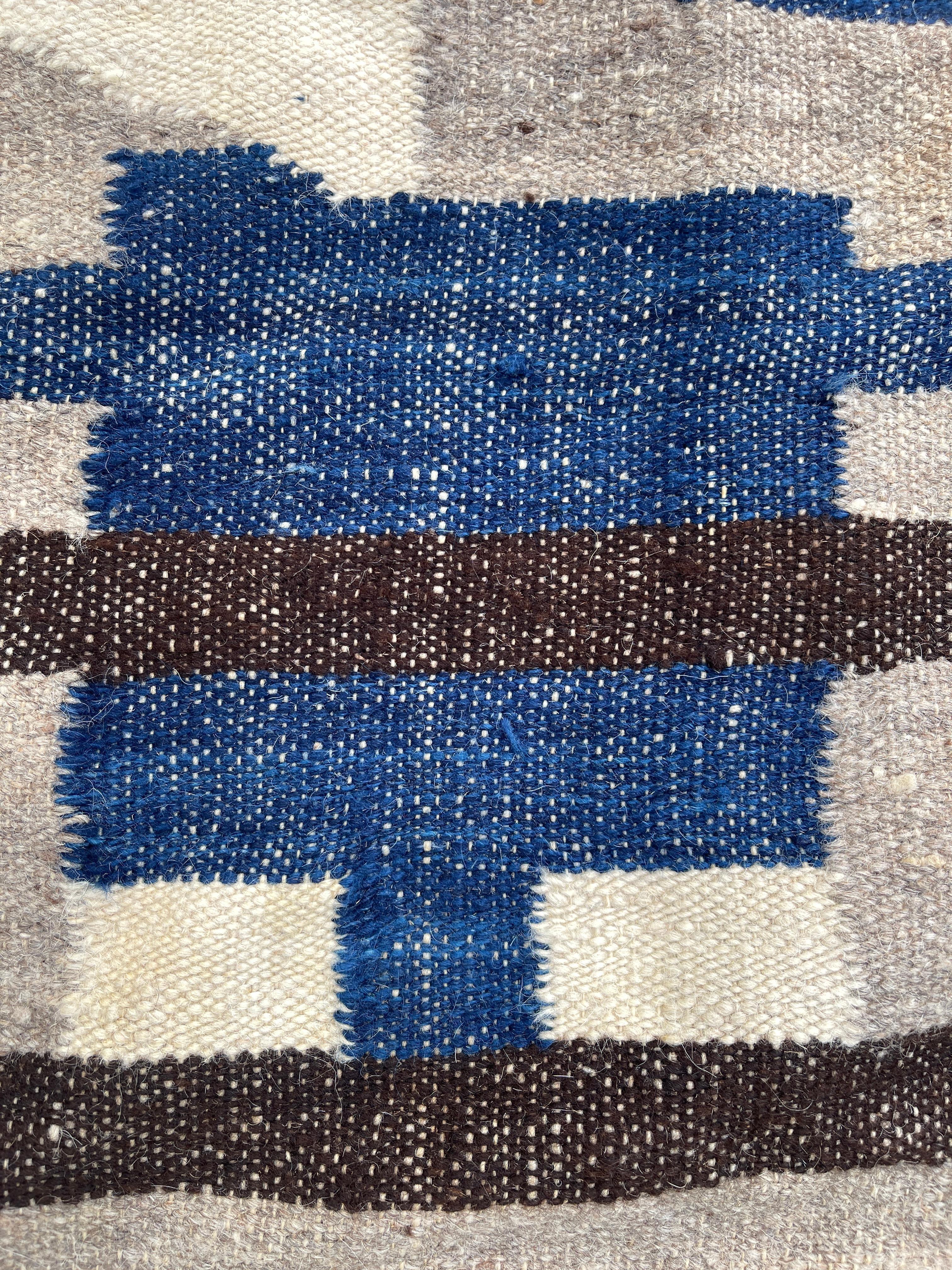 Manta guatemalteca de lana natural con diseño geométrico tejida a mano en los años 50 siglo XX en venta