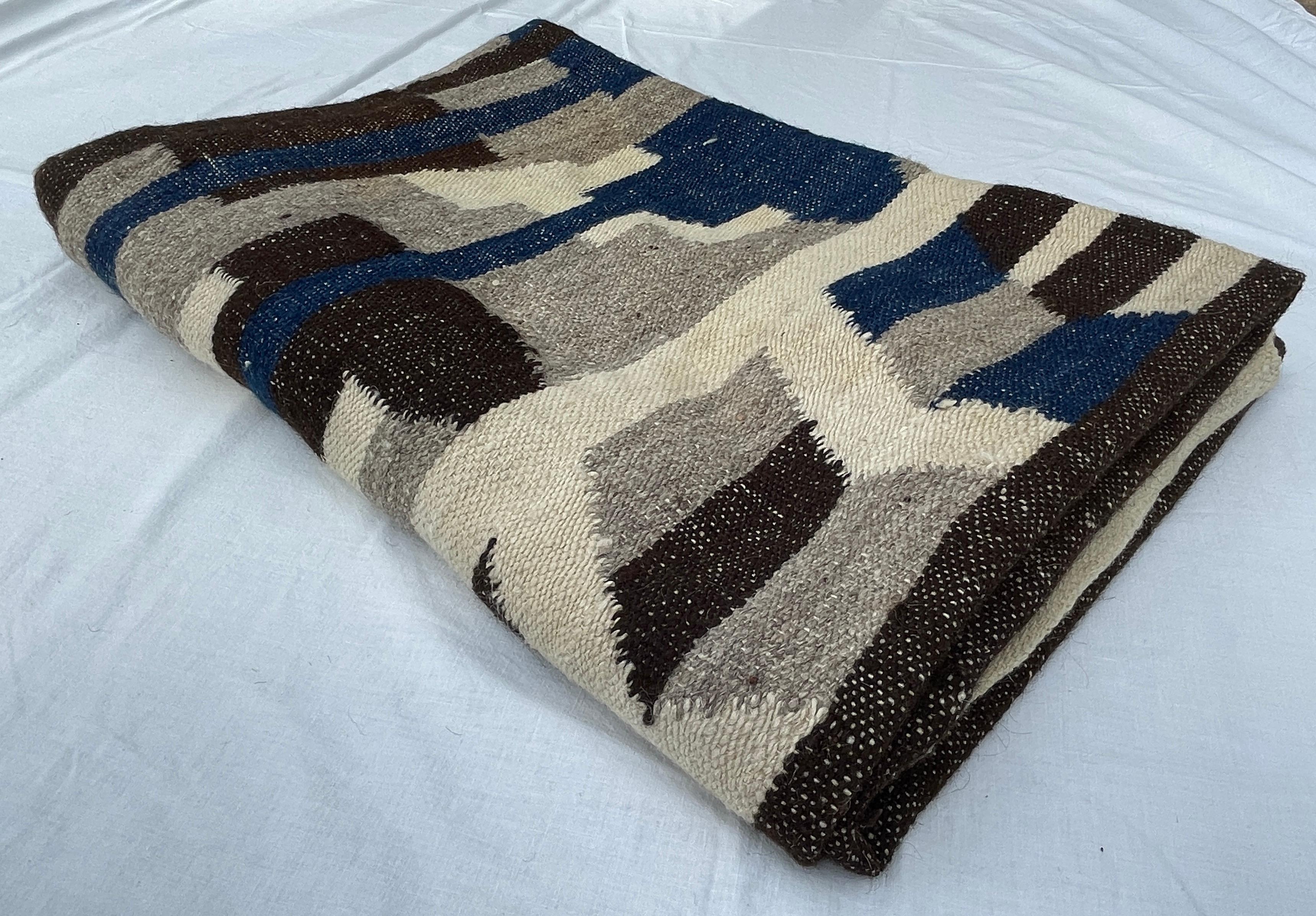 Manta guatemalteca de lana natural con diseño geométrico tejida a mano en los años 50 en venta 1