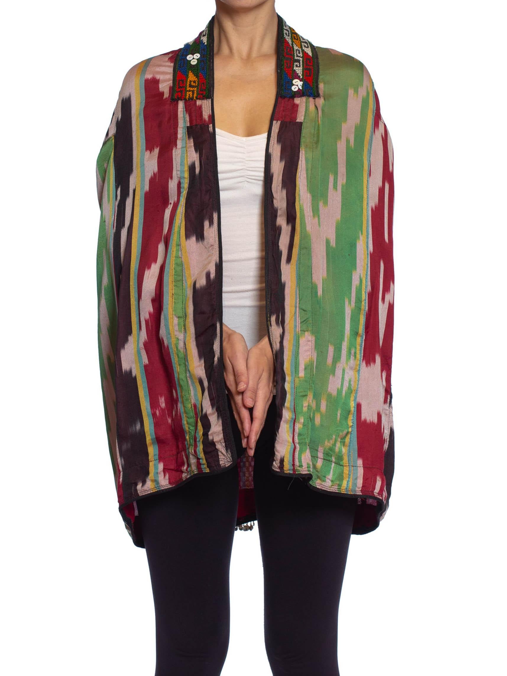 1950S Hand gewebt Seide Ikat Hooded Cape mit Stickerei & Quasten