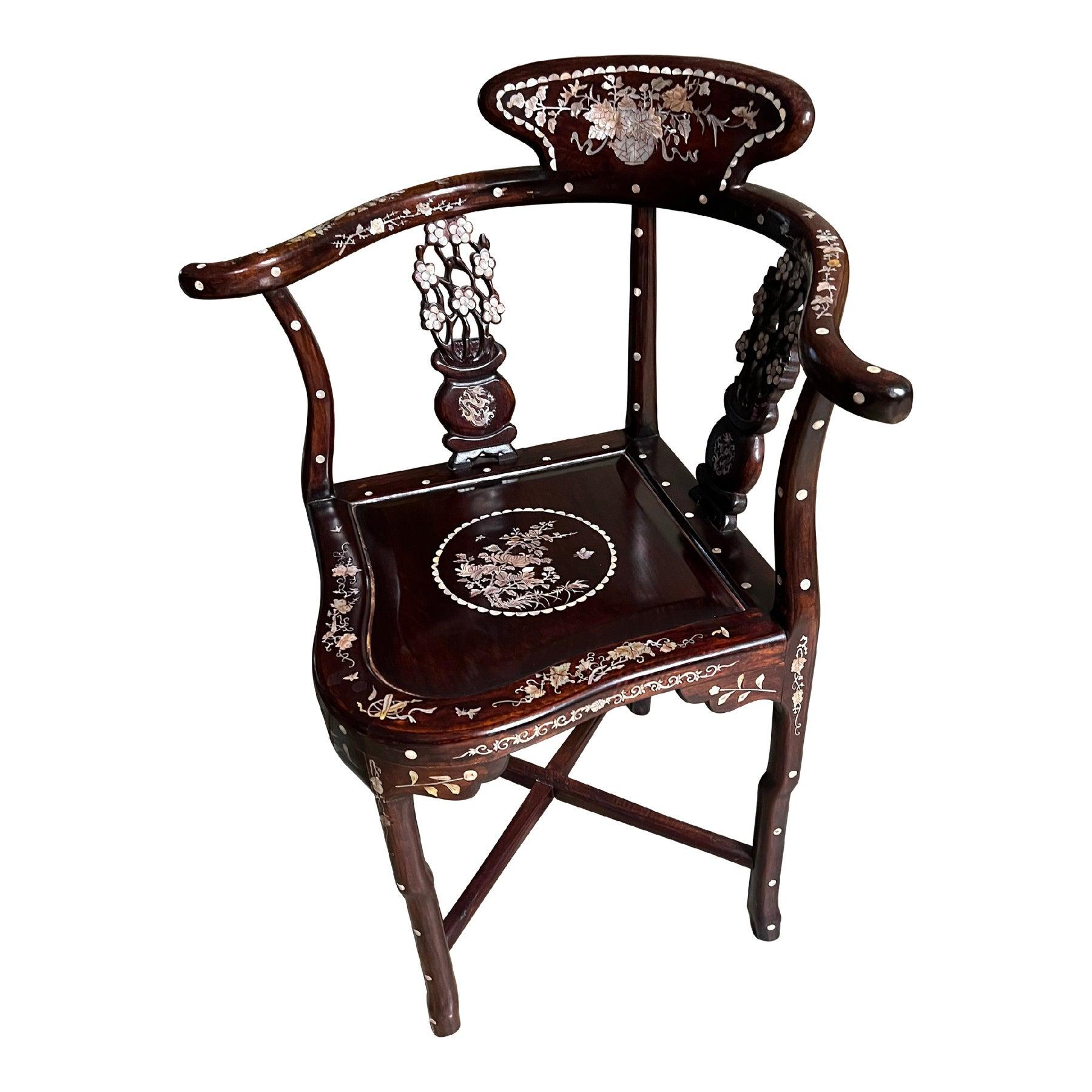 Fauteuil d'angle chinois des années 1950, incrusté de bois de rose et de nacre, fabriqué à la main en vente 4