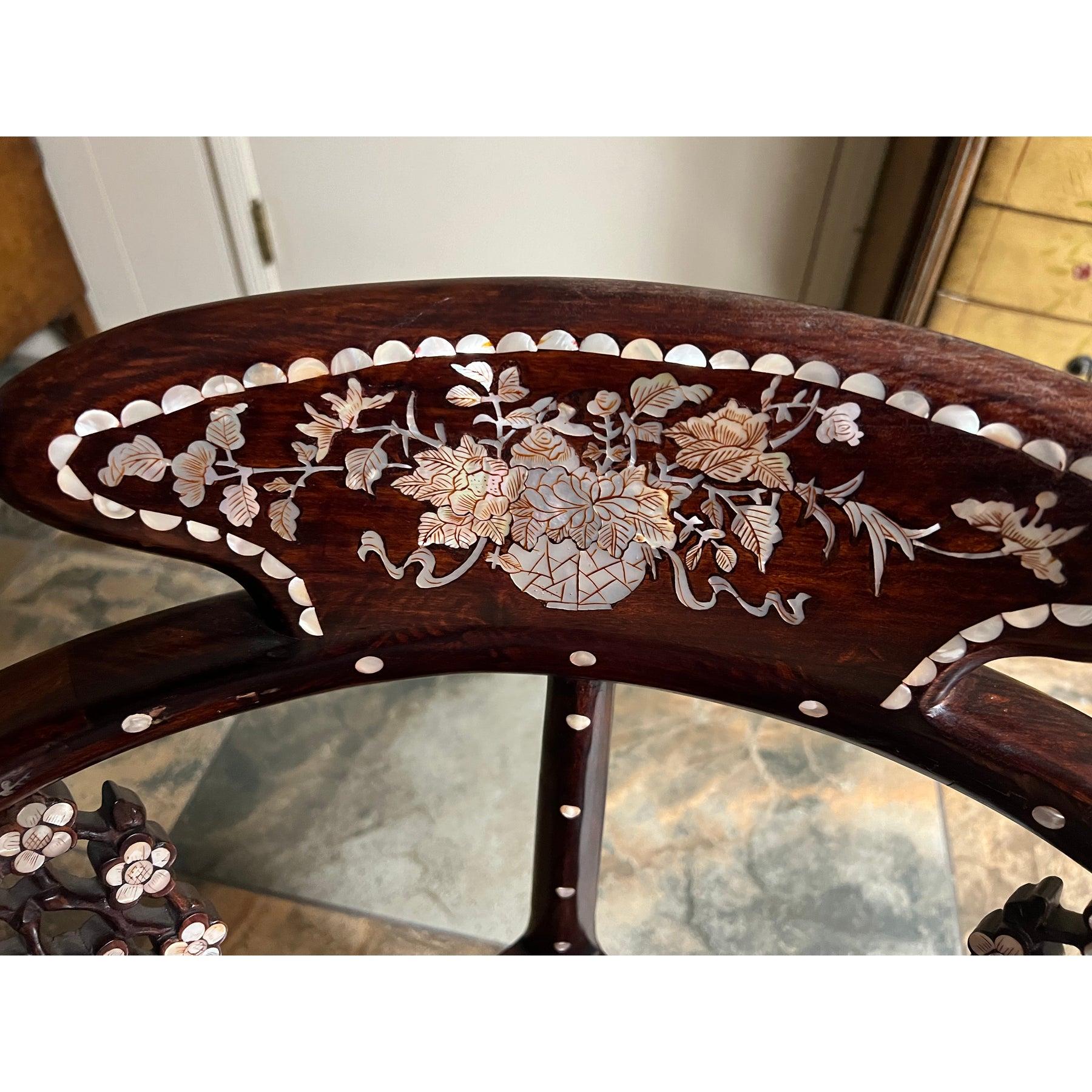 Anglo-japonais Fauteuil d'angle chinois des années 1950, incrusté de bois de rose et de nacre, fabriqué à la main en vente