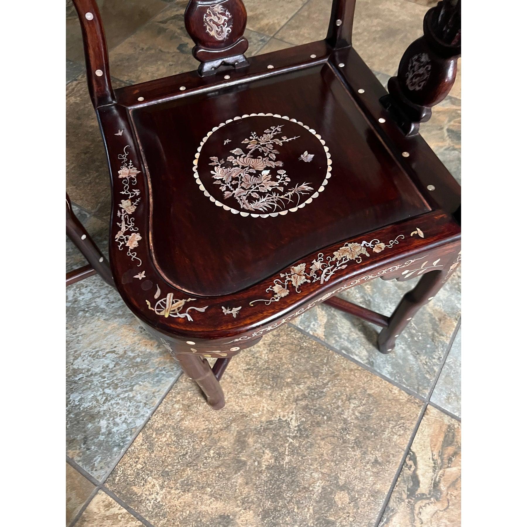 Chinois Fauteuil d'angle chinois des années 1950, incrusté de bois de rose et de nacre, fabriqué à la main en vente