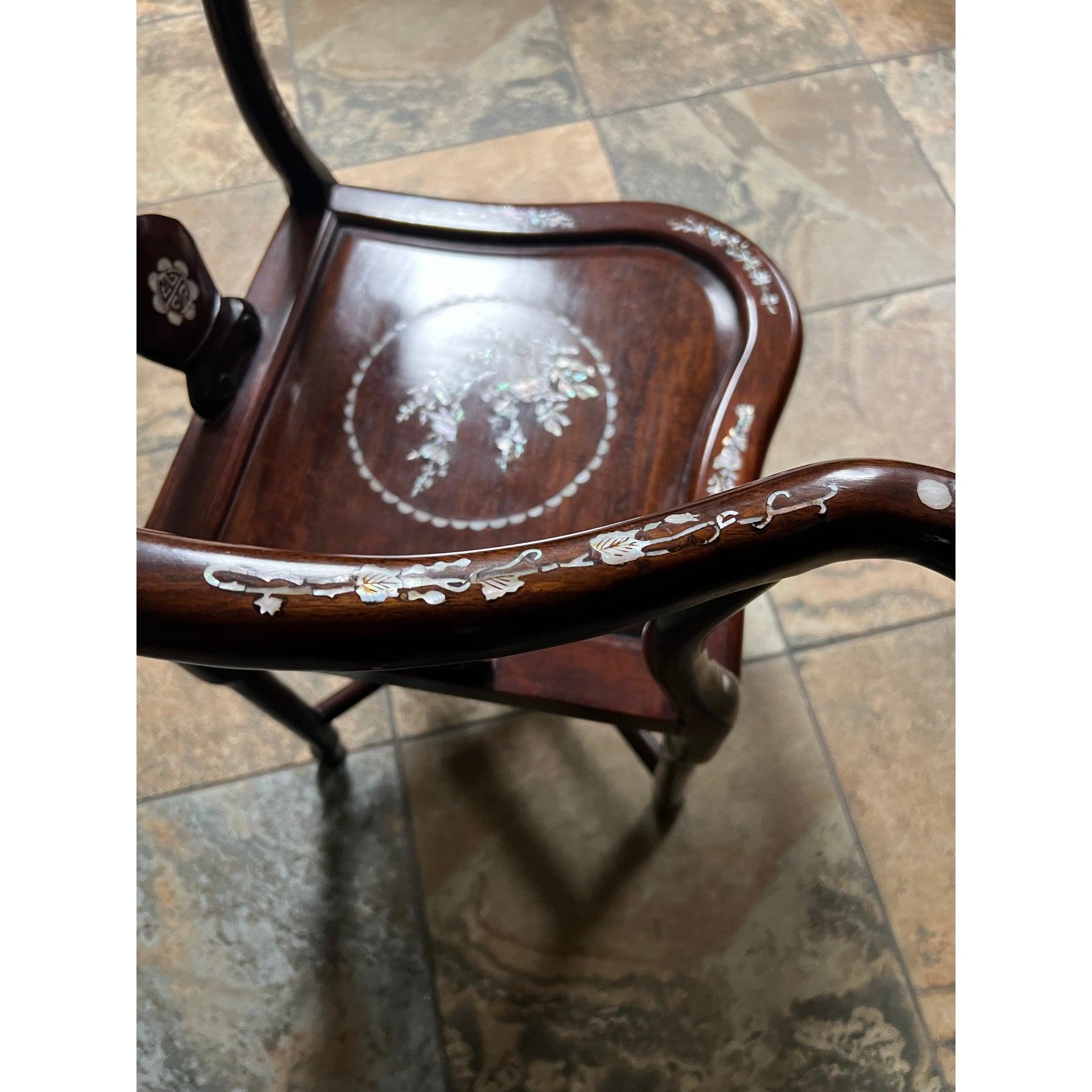 20ième siècle Fauteuil d'angle chinois des années 1950, incrusté de bois de rose et de nacre, fabriqué à la main en vente