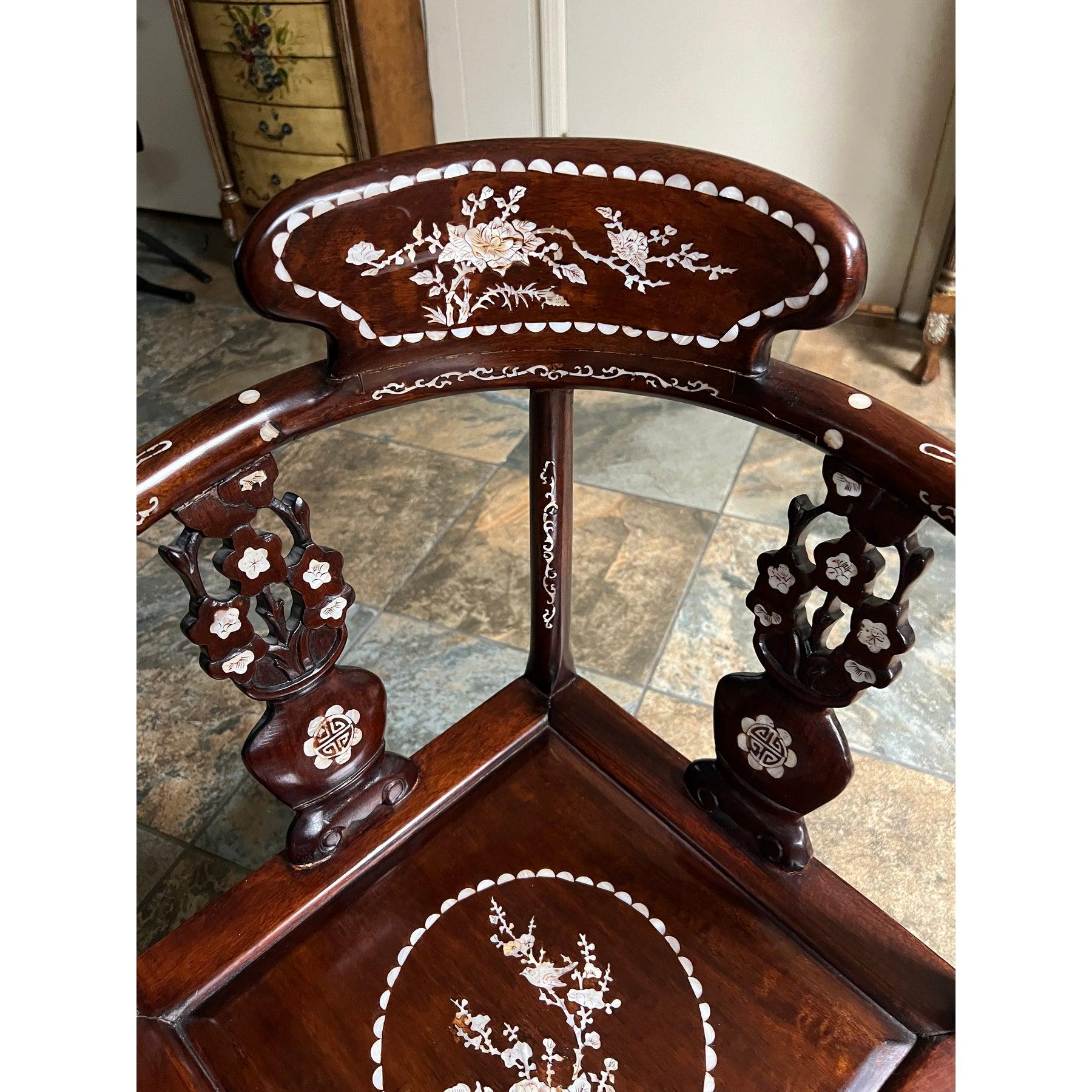 Bois Fauteuil d'angle chinois des années 1950, incrusté de bois de rose et de nacre, fabriqué à la main en vente
