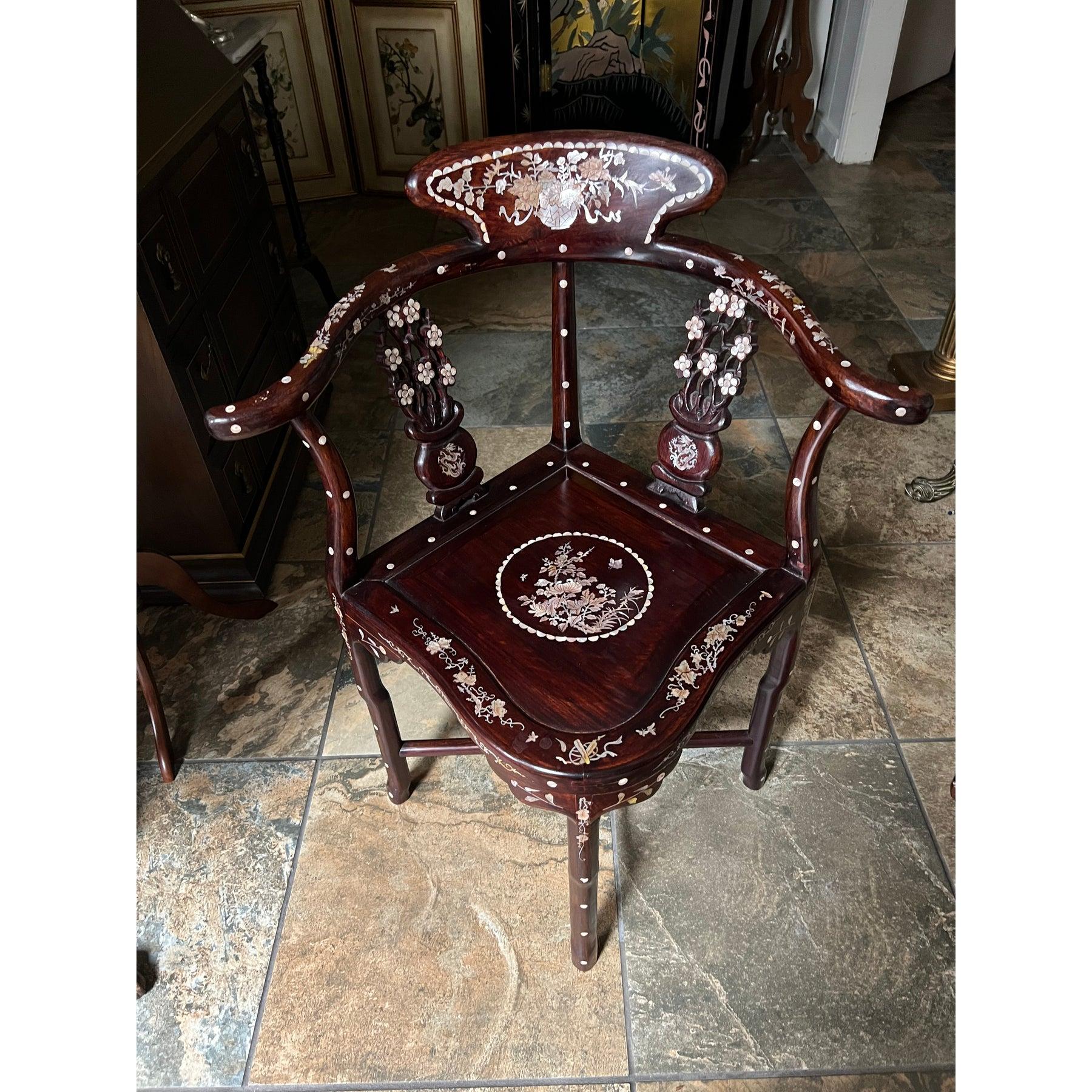 Fauteuil d'angle chinois des années 1950, incrusté de bois de rose et de nacre, fabriqué à la main en vente 2