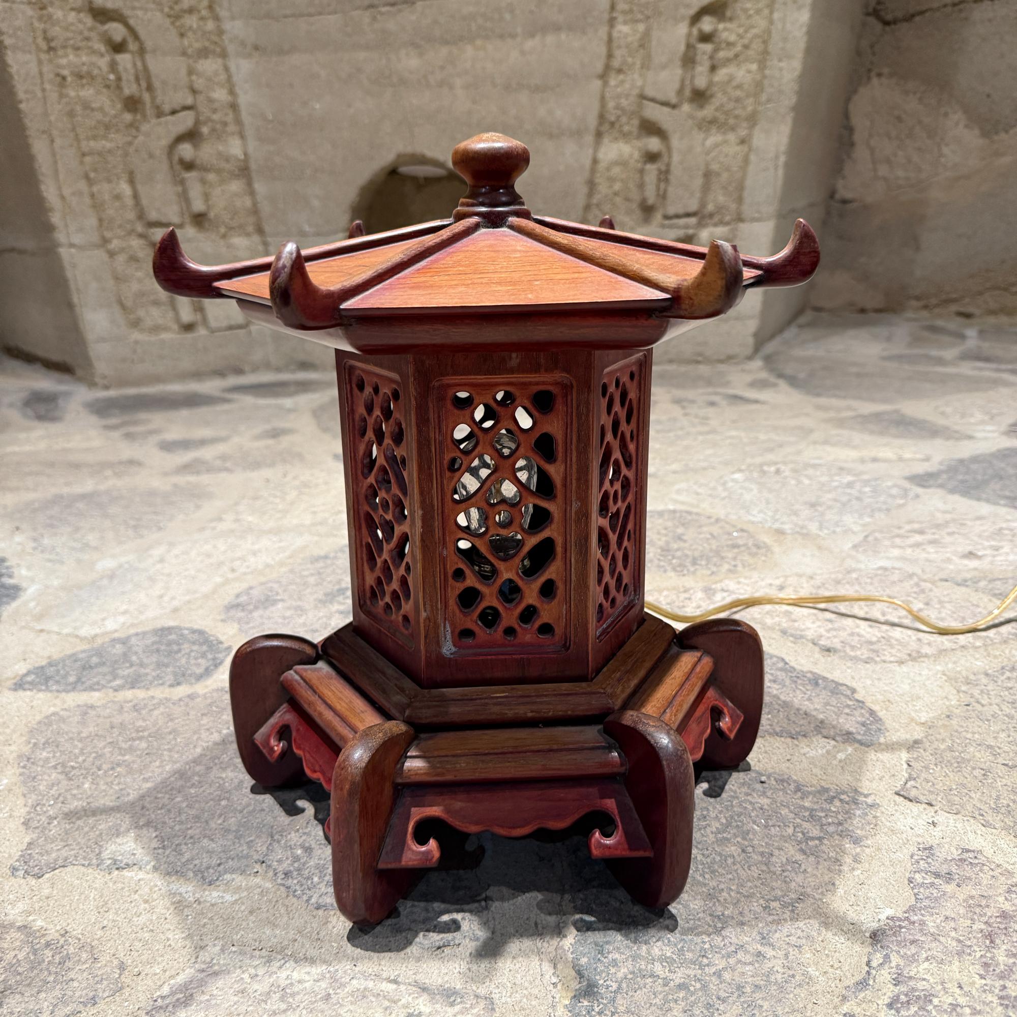 Lámpara de sobremesa Pagoda de madera artesanal de los años 50 en venta 12