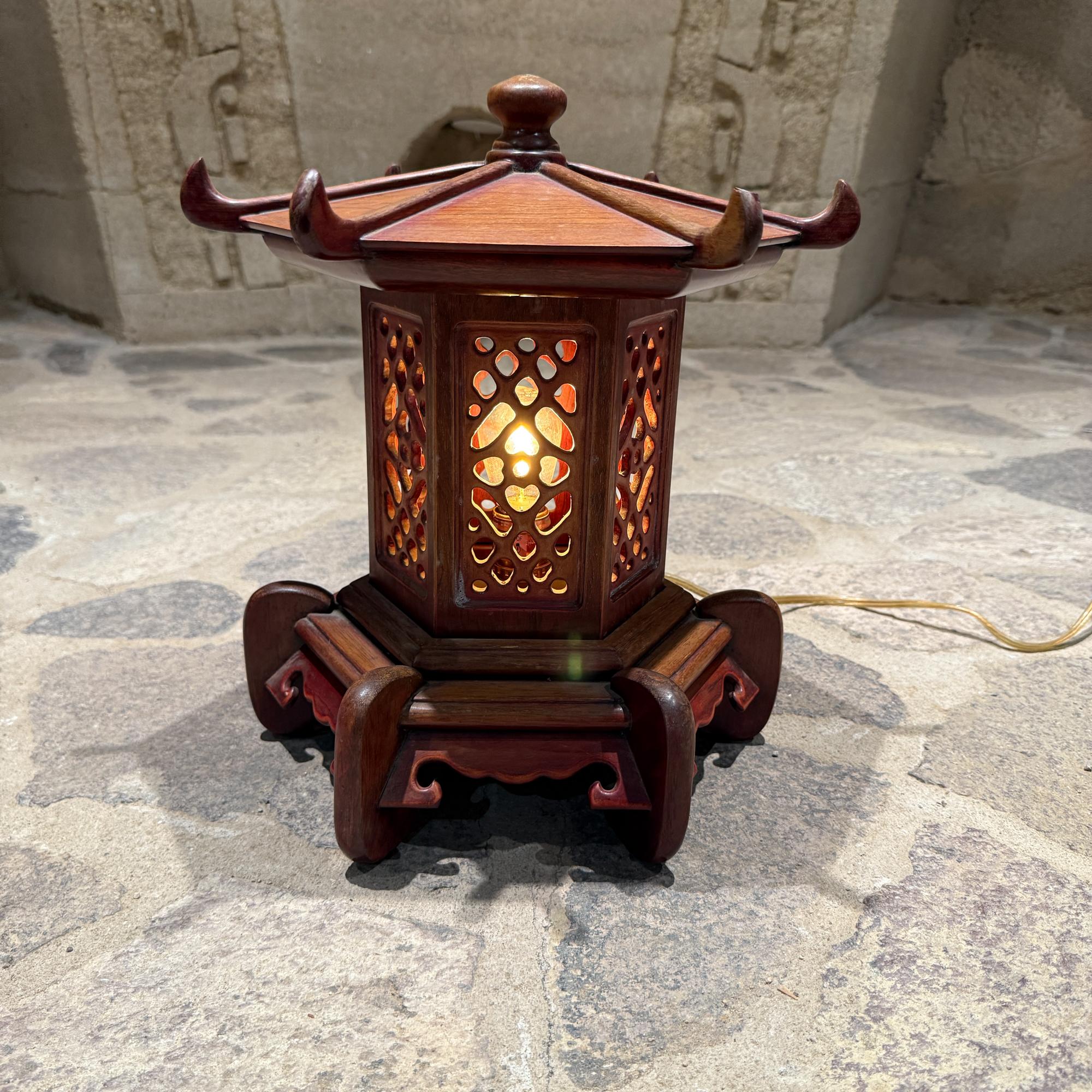 Lámpara de sobremesa Pagoda de madera artesanal de los años 50 en venta 13