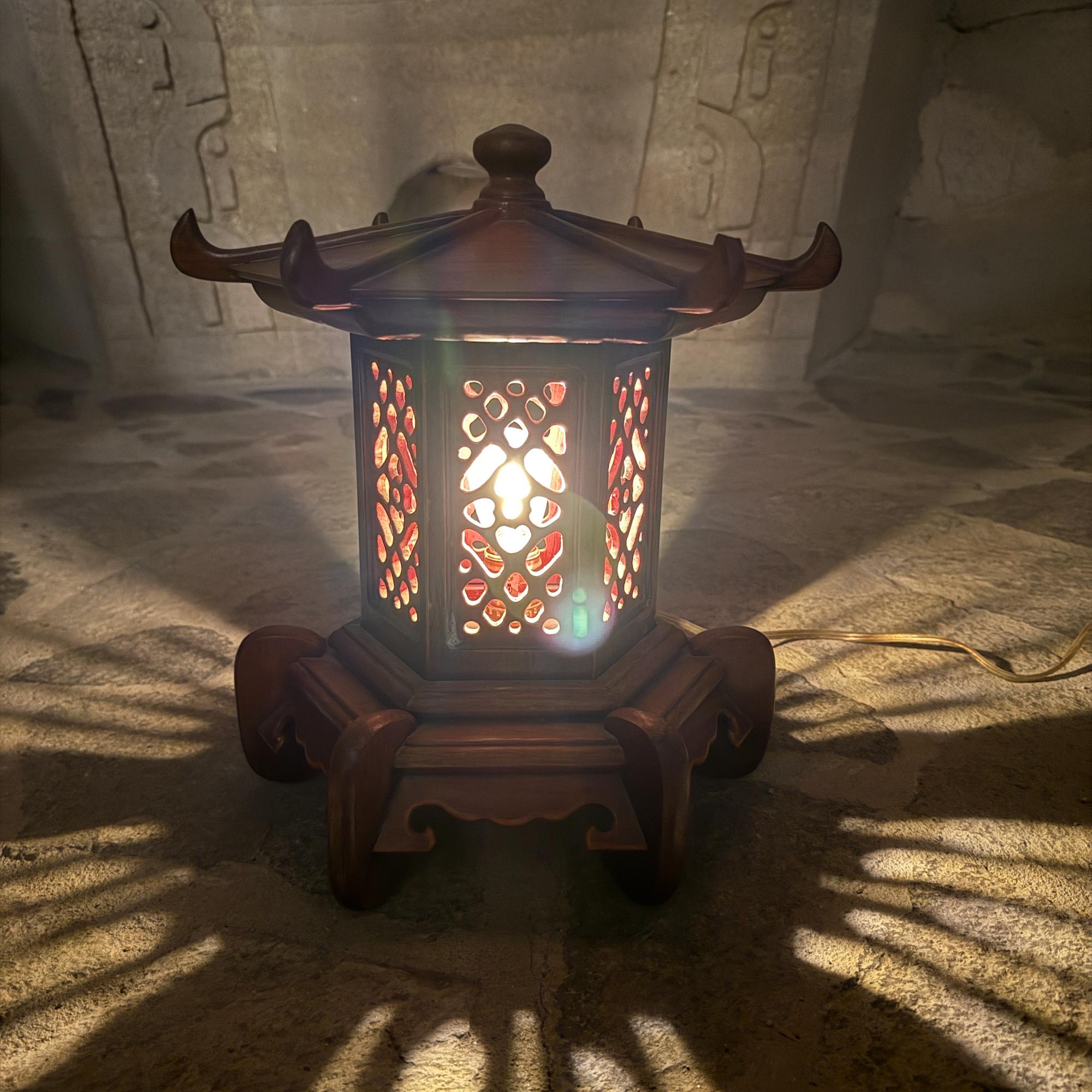 Lámpara de sobremesa Pagoda de madera artesanal de los años 50 en venta 14