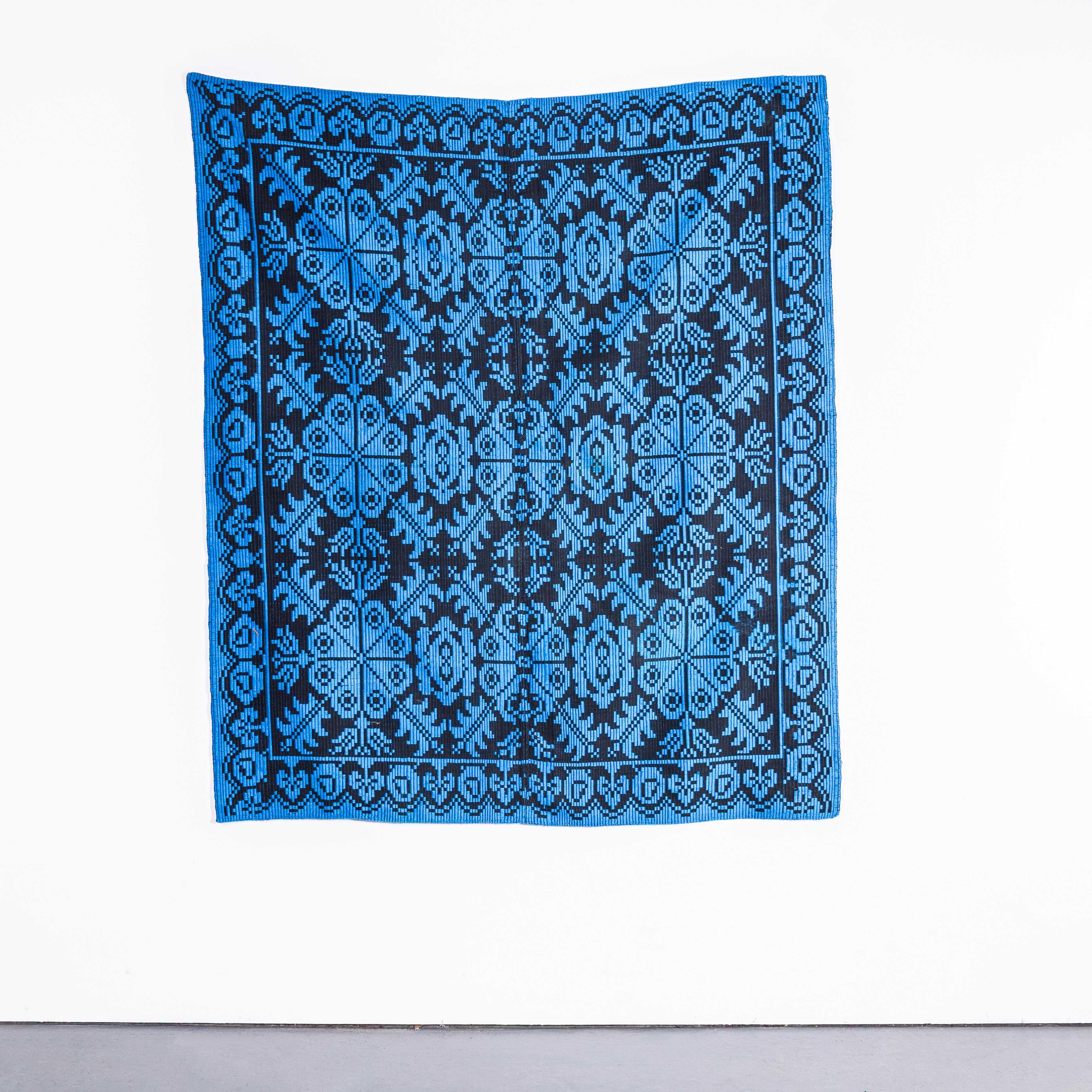 Couvre-lit en laine folklorique hongroise bleu et noir fait main des années 1950. 

Nous les collectionnons depuis un certain temps, ils sont difficiles à trouver et très beaux. Nous disposons d'un certain nombre de couvertures aux motifs souvent