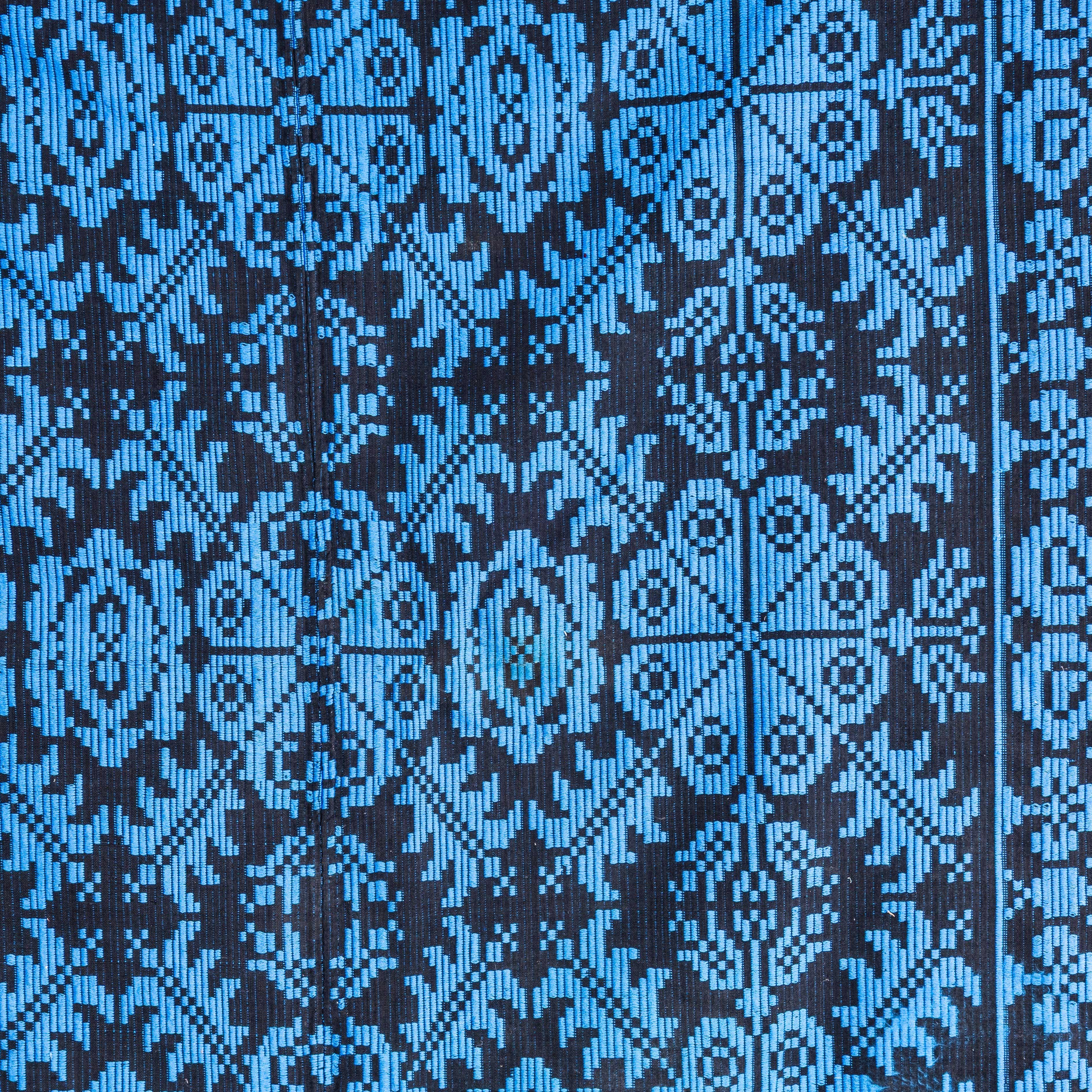 Hongrois Couverture de lit hongroise folklorique bleue et noire faite à la main des années 1950 en vente