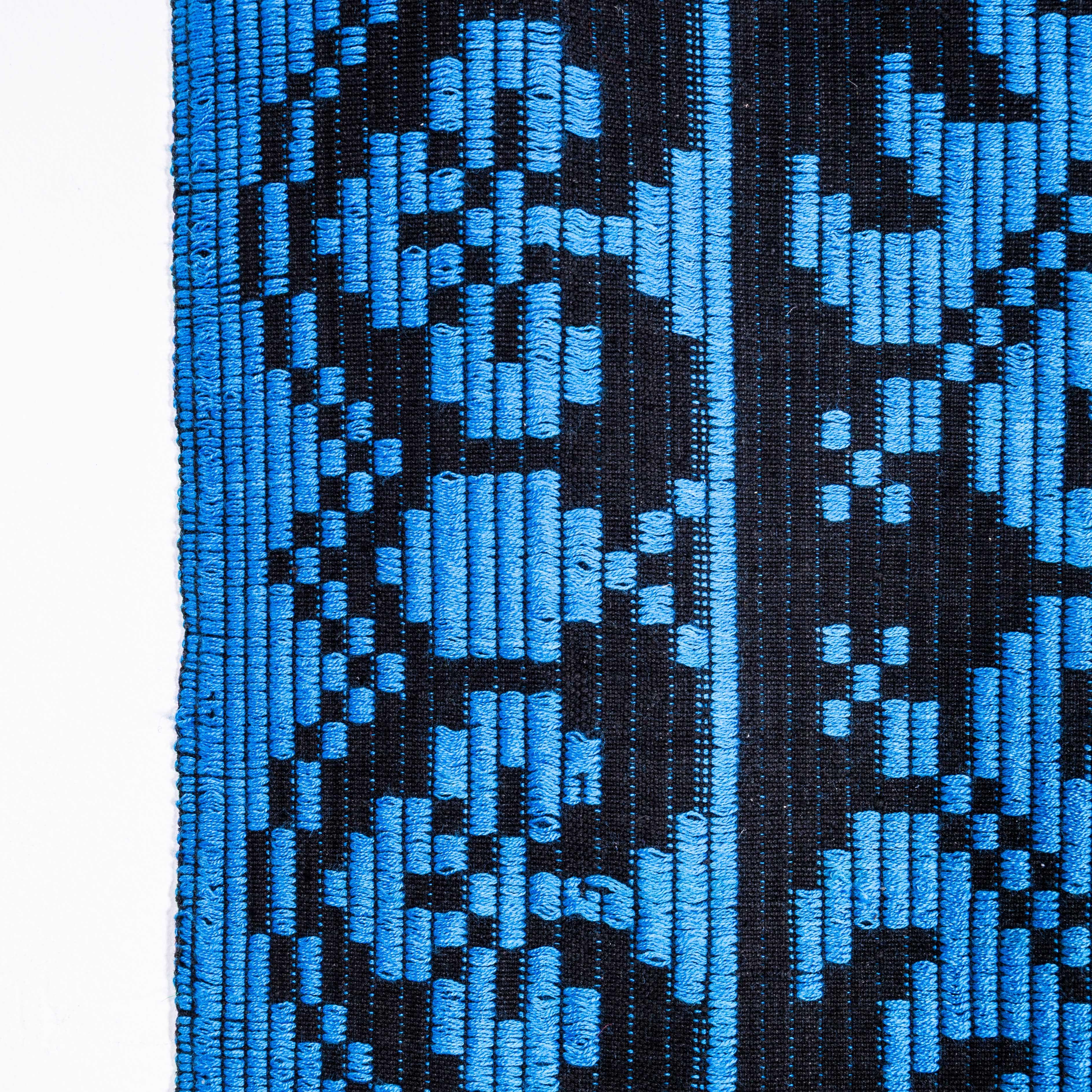 Couverture de lit hongroise folklorique bleue et noire faite à la main des années 1950 Bon état - En vente à Hook, Hampshire
