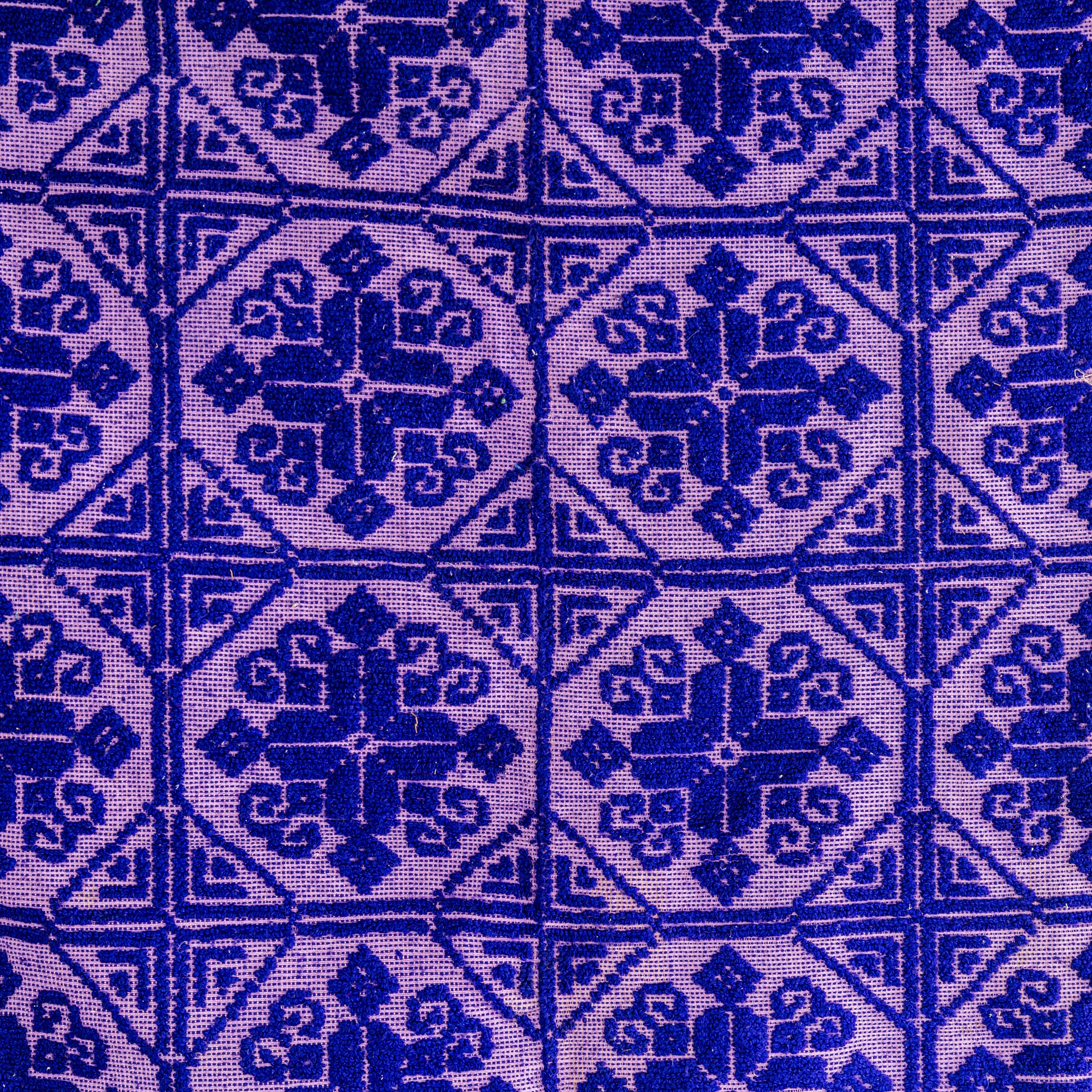 Colcha de lana folclórica húngara azul y morada de los años 50 hecha a mano Húngaro en venta