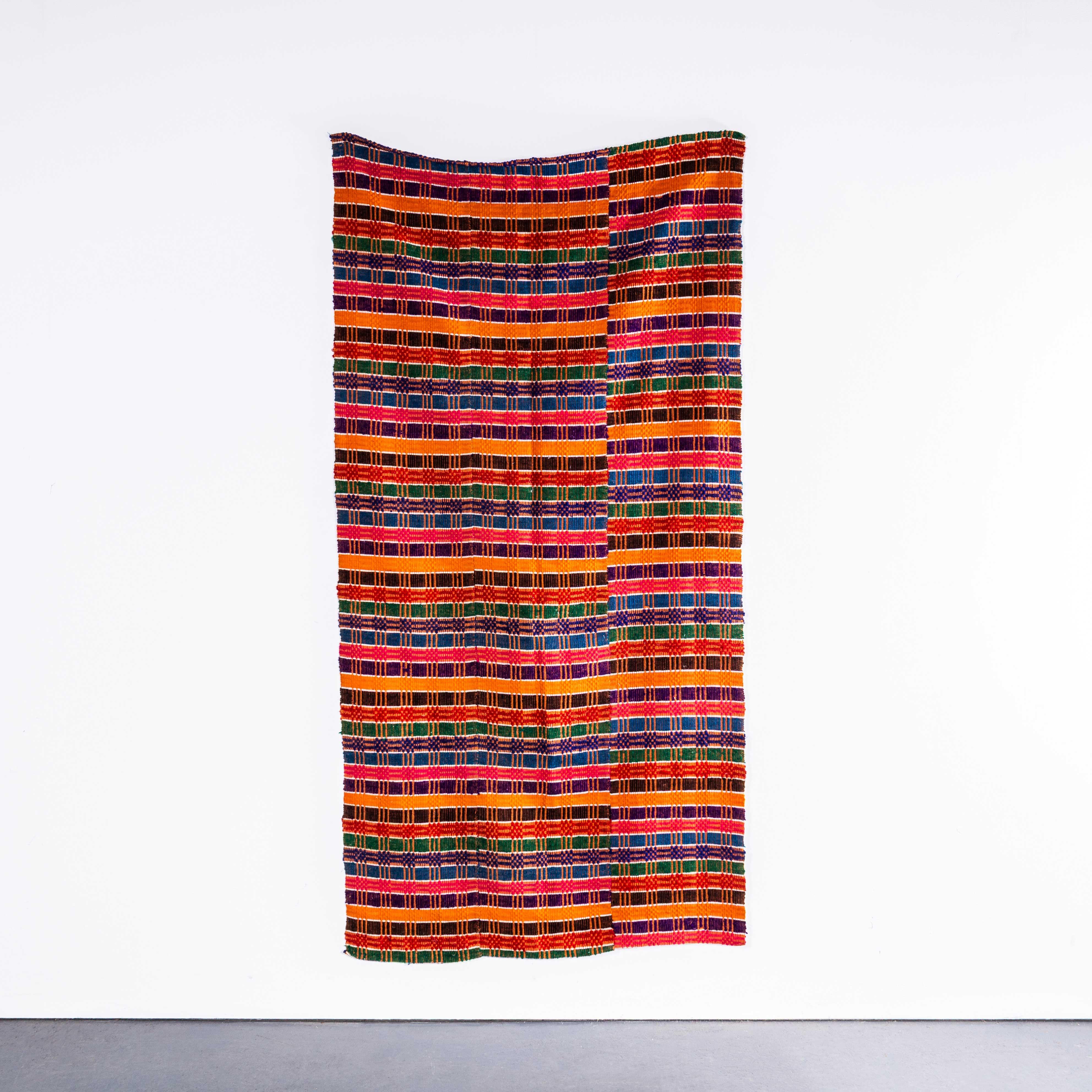 Colcha de lana húngara de 1950 tejida a mano con colores originales. 

Llevamos tiempo coleccionándolas, son difíciles de encontrar y muy bonitas. Tenemos varias mantas, a menudo de diseños similares, todas tejidas a mano con sencillos patrones