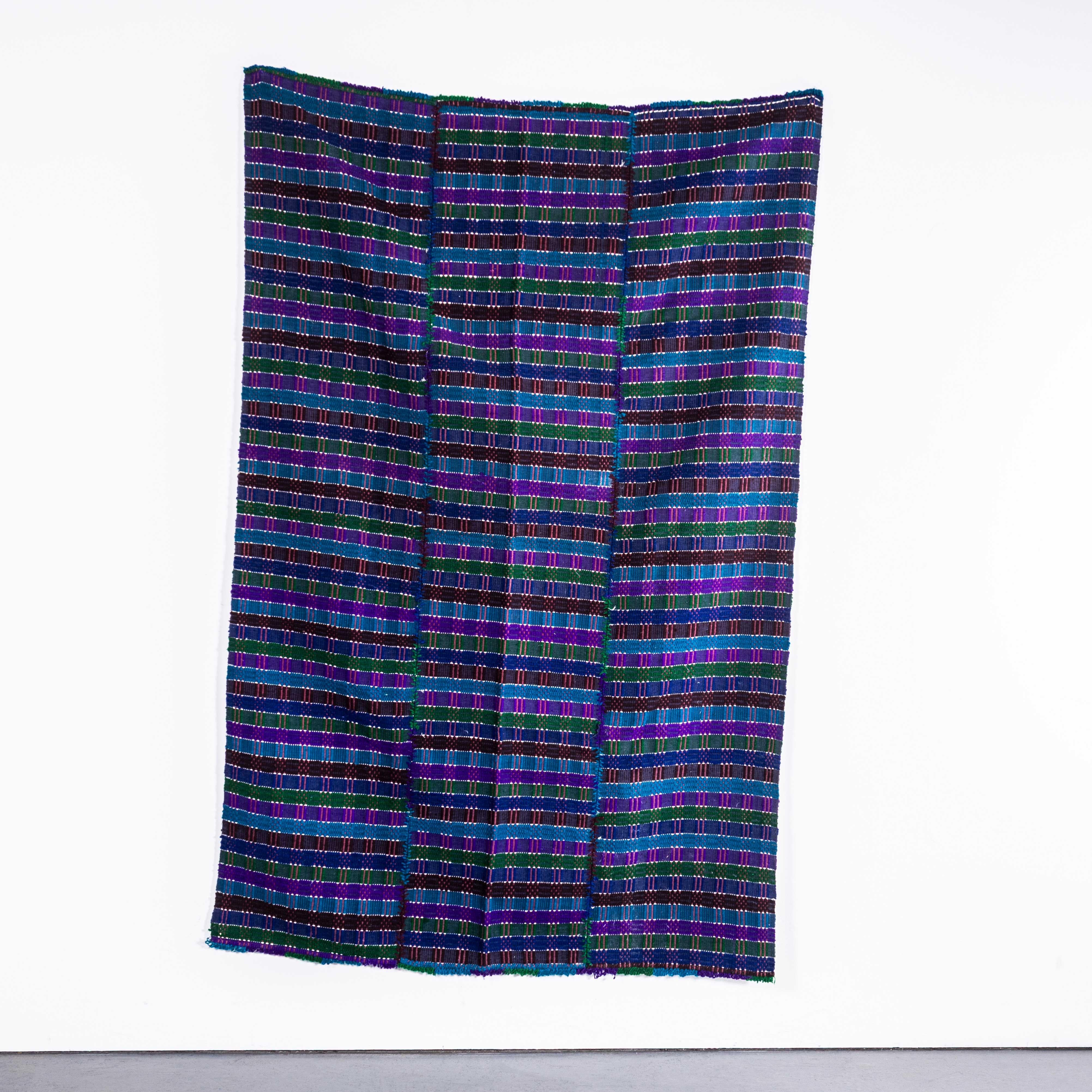 Colcha de lana húngara con motivos folclóricos oscuros hecha a mano en los años 50 mediados del siglo XX en venta