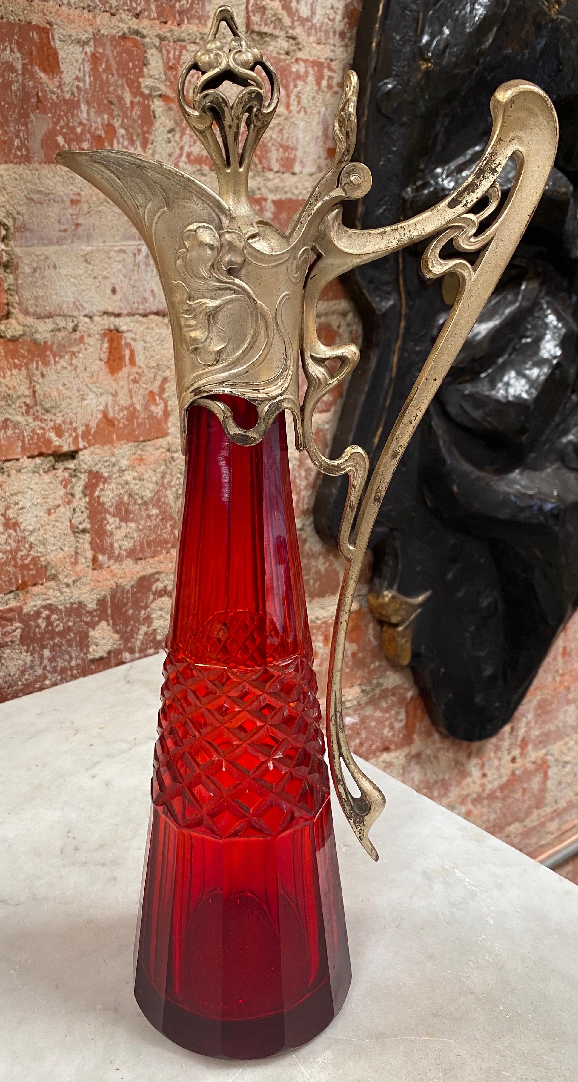 Schöner handgefertigter italienischer Dekanter im Vintage-Stil aus rotem Kristallglas, die Flasche hat eine erstaunliche Form. Atemberaubend.