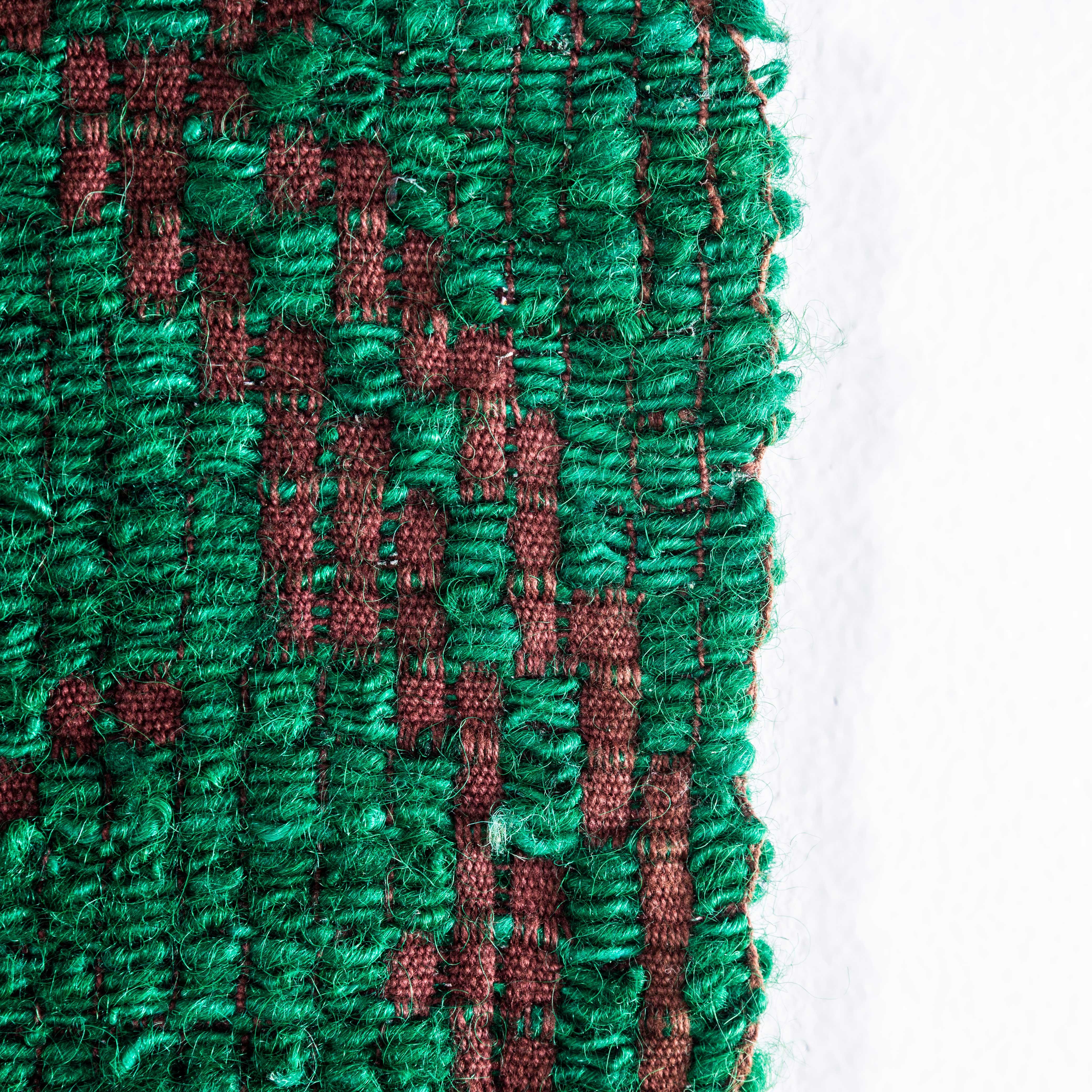 Colcha de lana húngara verde y marrón de los años 50 hecha a mano en Bueno estado para la venta en Hook, Hampshire