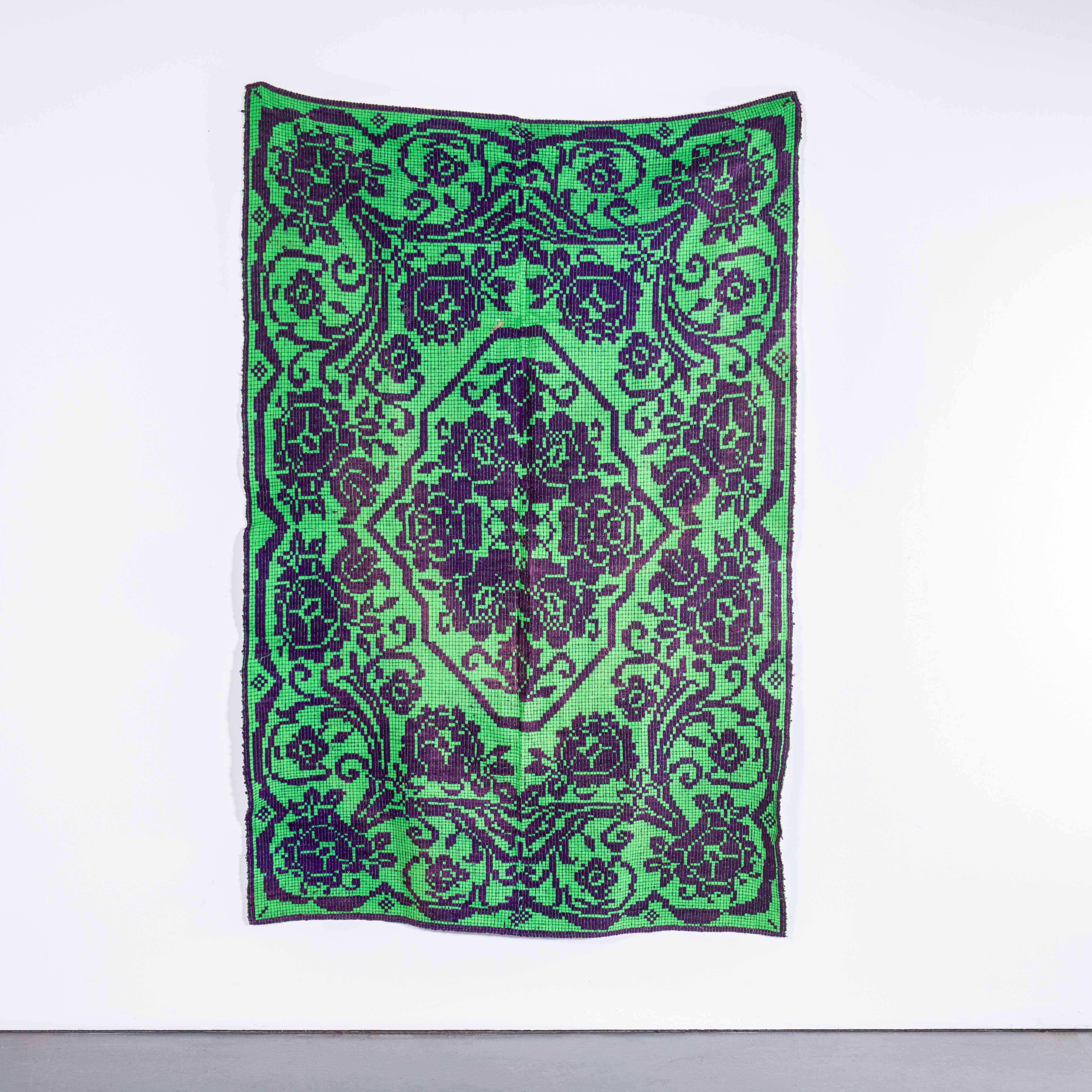 Colcha de lana húngara verde y morada de los años 50 hecha a mano. 

Llevamos tiempo coleccionándolas, son difíciles de encontrar y muy bonitas. Tenemos varias mantas, a menudo de diseños similares, todas tejidas a mano con sencillos patrones