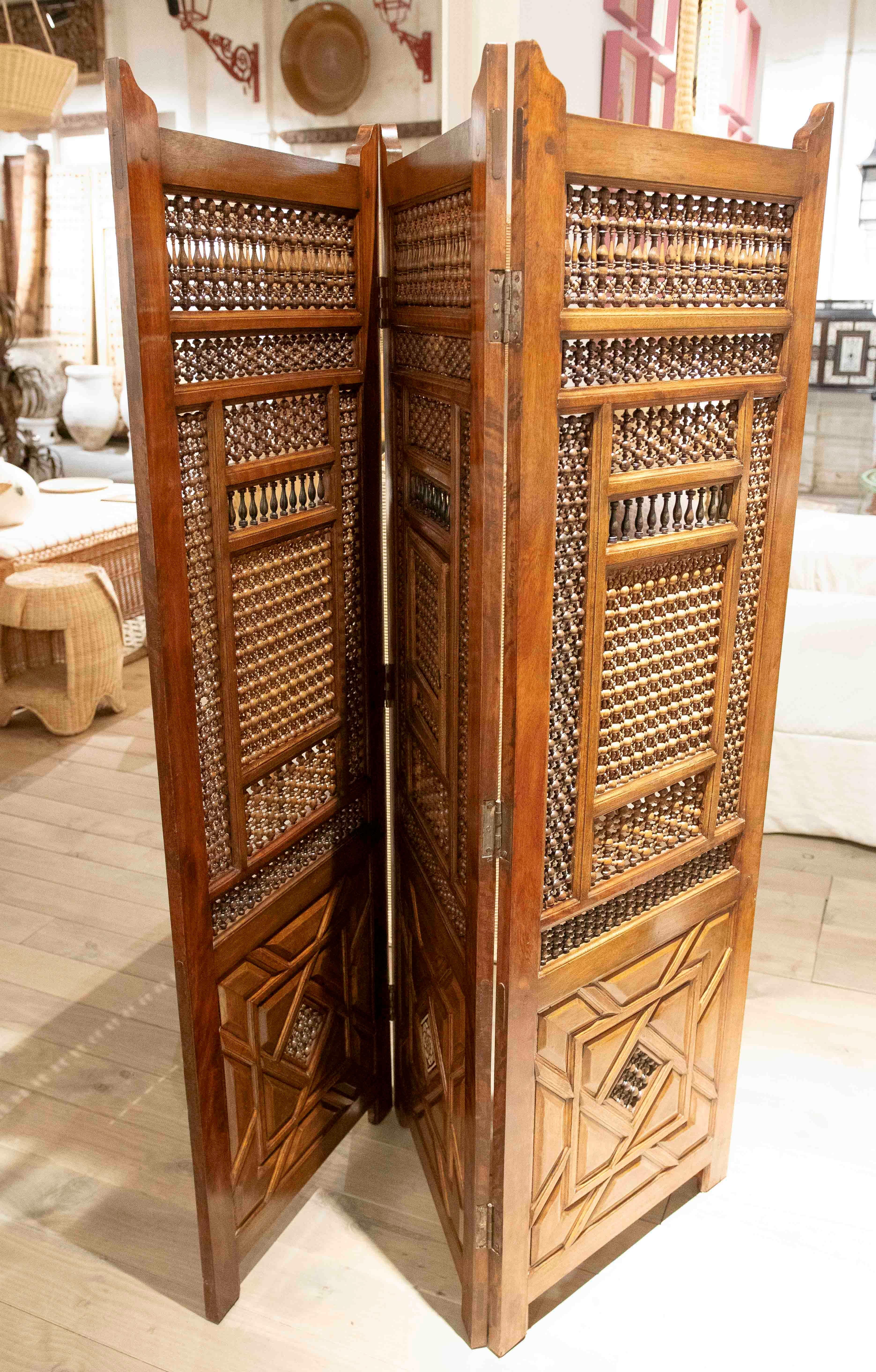 Paravento in legno intagliato a reticolo Sirio, fatto a mano, anni '50 in vendita 4