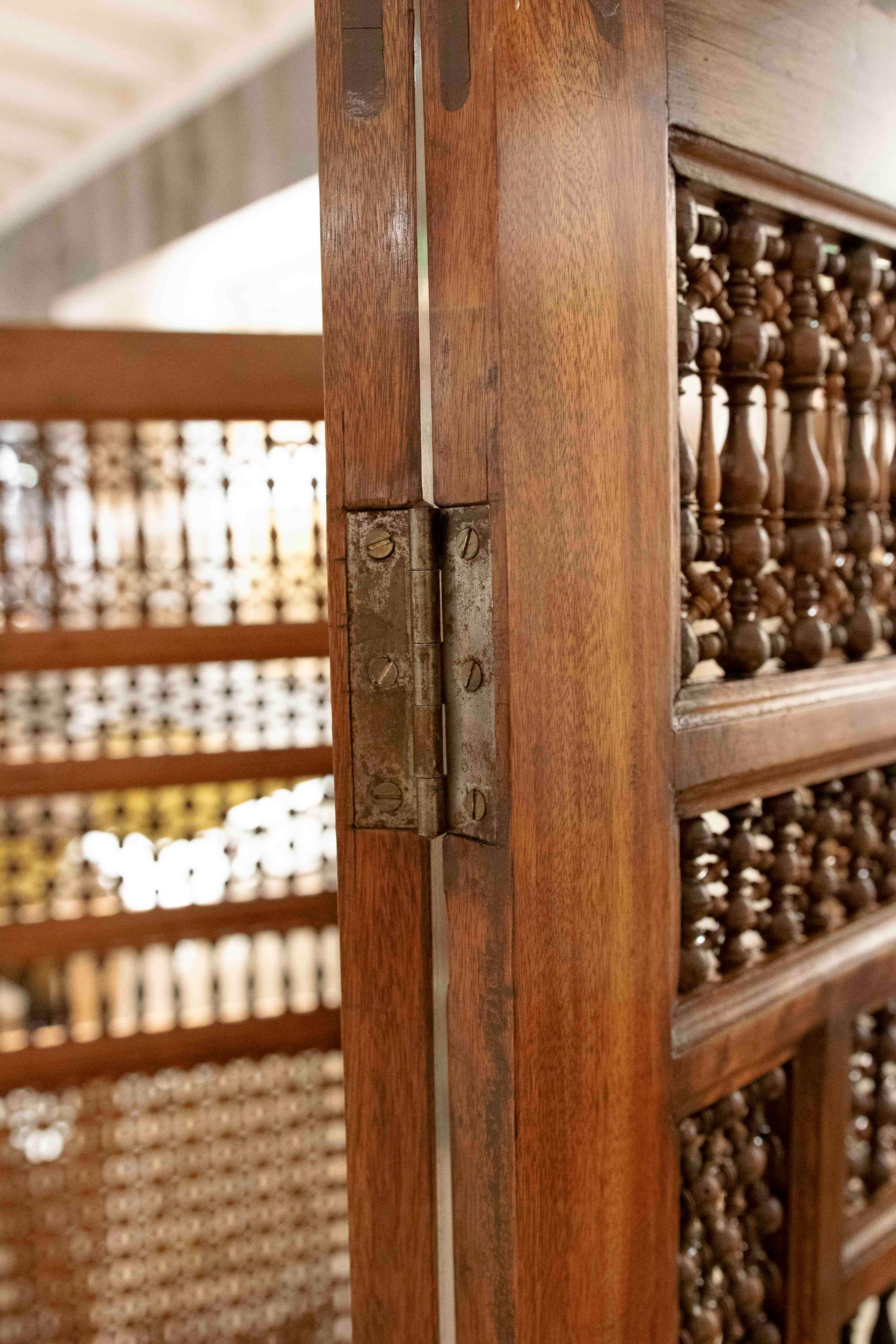 Paravento in legno intagliato a reticolo Sirio, fatto a mano, anni '50 in vendita 10