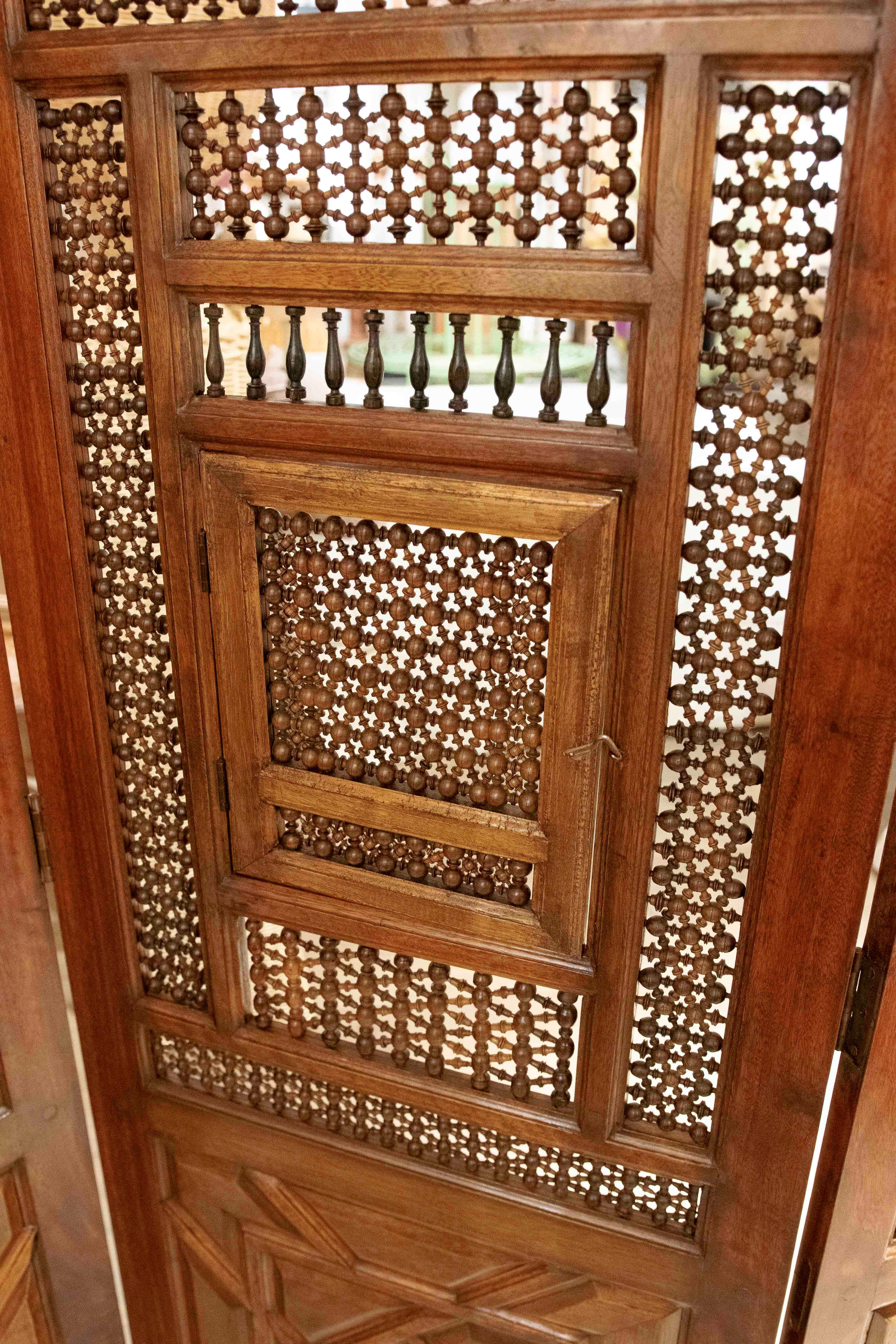 Sconosciuto Paravento in legno intagliato a reticolo Sirio, fatto a mano, anni '50 in vendita
