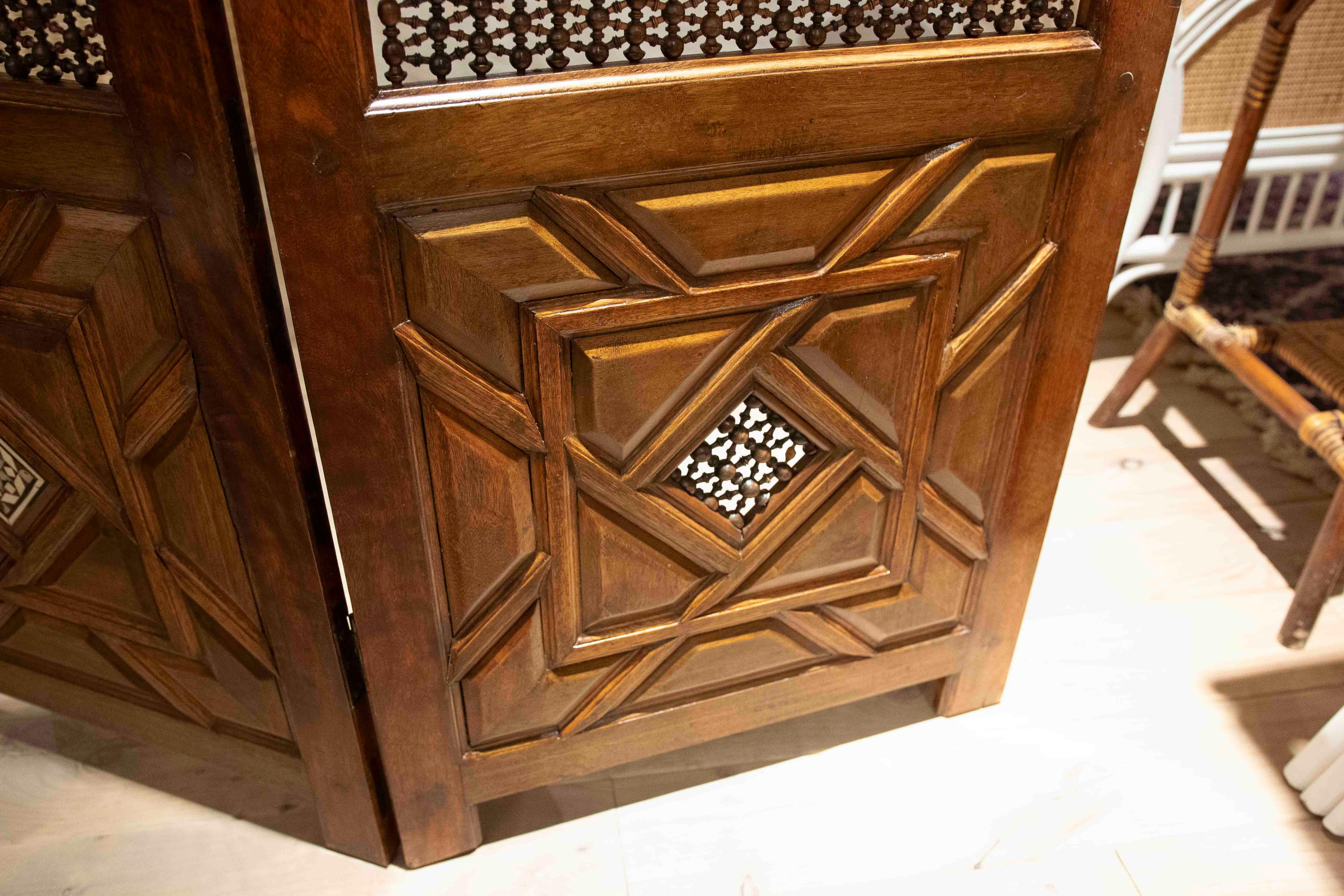 Paravento in legno intagliato a reticolo Sirio, fatto a mano, anni '50 in vendita 1