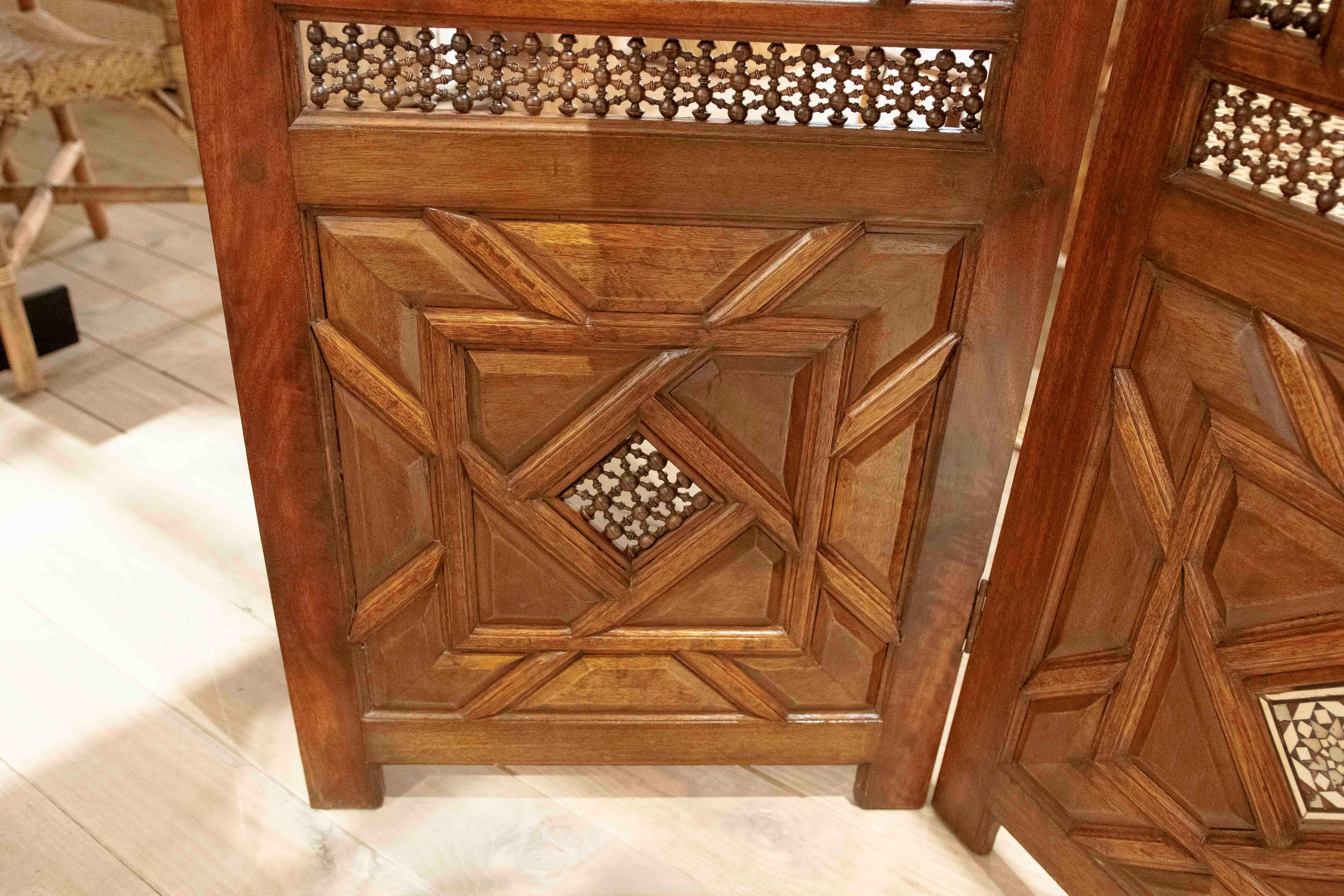 Paravento in legno intagliato a reticolo Sirio, fatto a mano, anni '50 in vendita 2