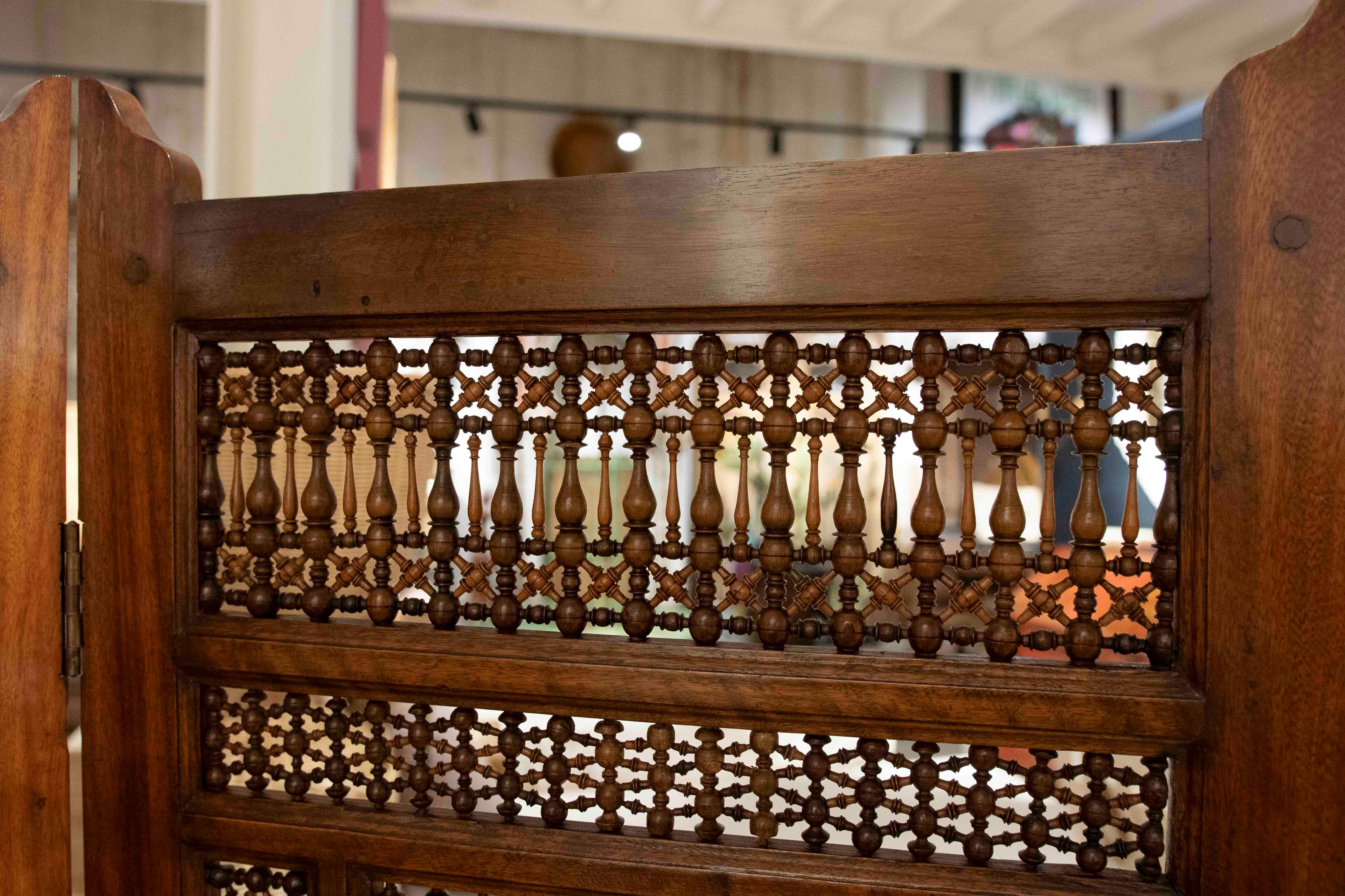 Paravento in legno intagliato a reticolo Sirio, fatto a mano, anni '50 in vendita 3