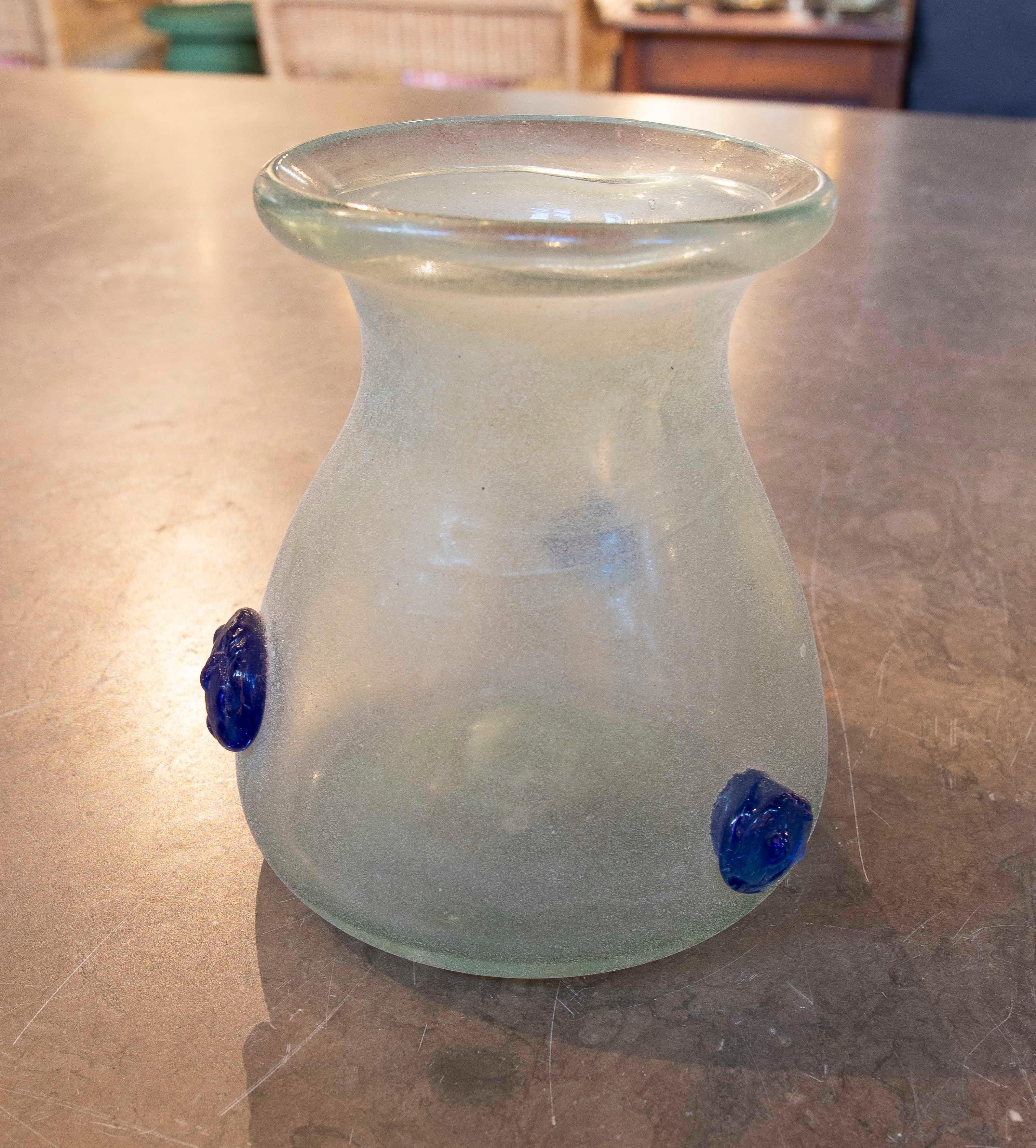 Spagnolo Vaso in vetro soffiato di Murano fatto a mano del 1950 con dettagli in rilievo blu in vendita