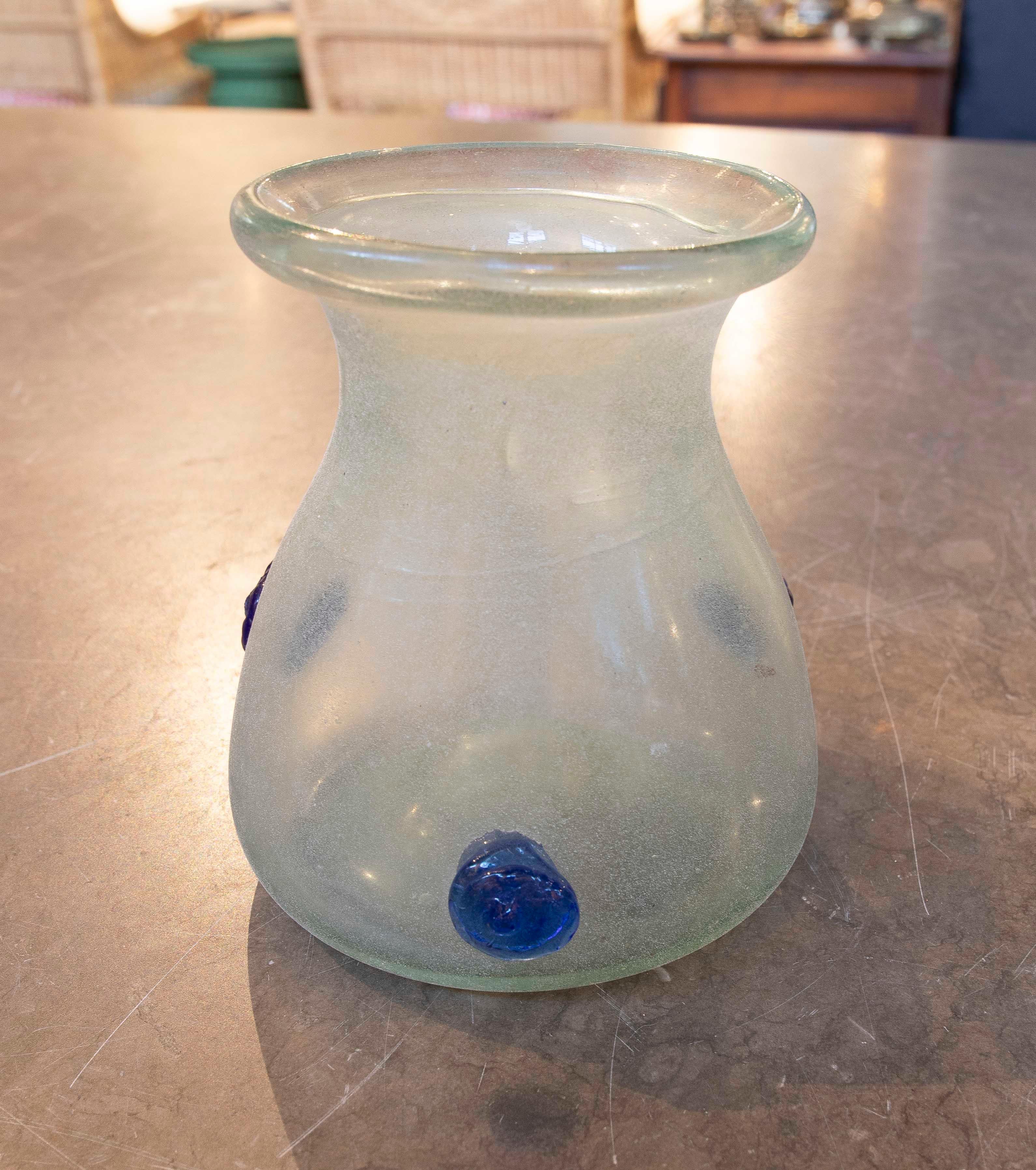Vaso in vetro soffiato di Murano fatto a mano del 1950 con dettagli in rilievo blu In condizioni buone in vendita a Marbella, ES