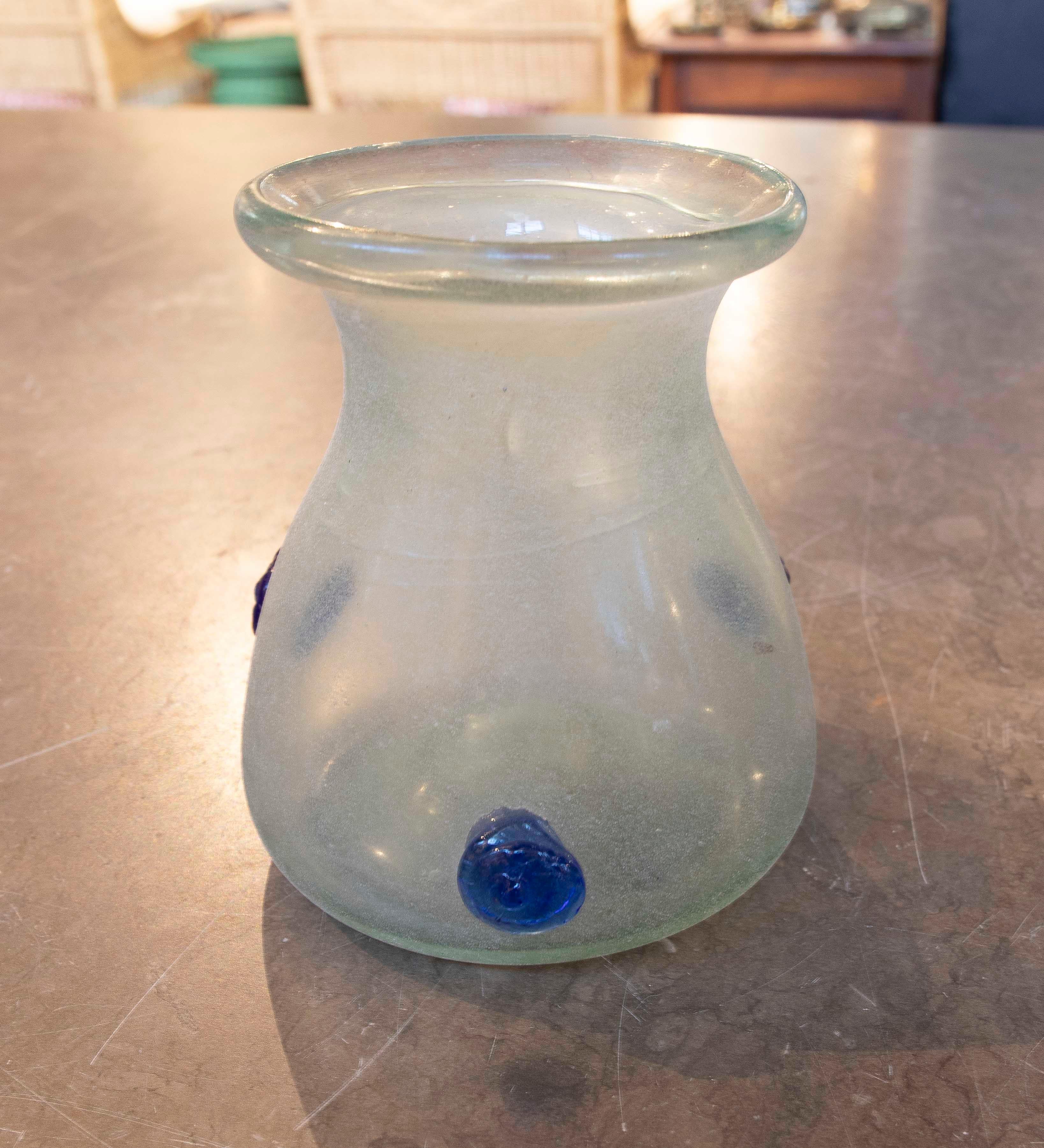 XX secolo Vaso in vetro soffiato di Murano fatto a mano del 1950 con dettagli in rilievo blu in vendita