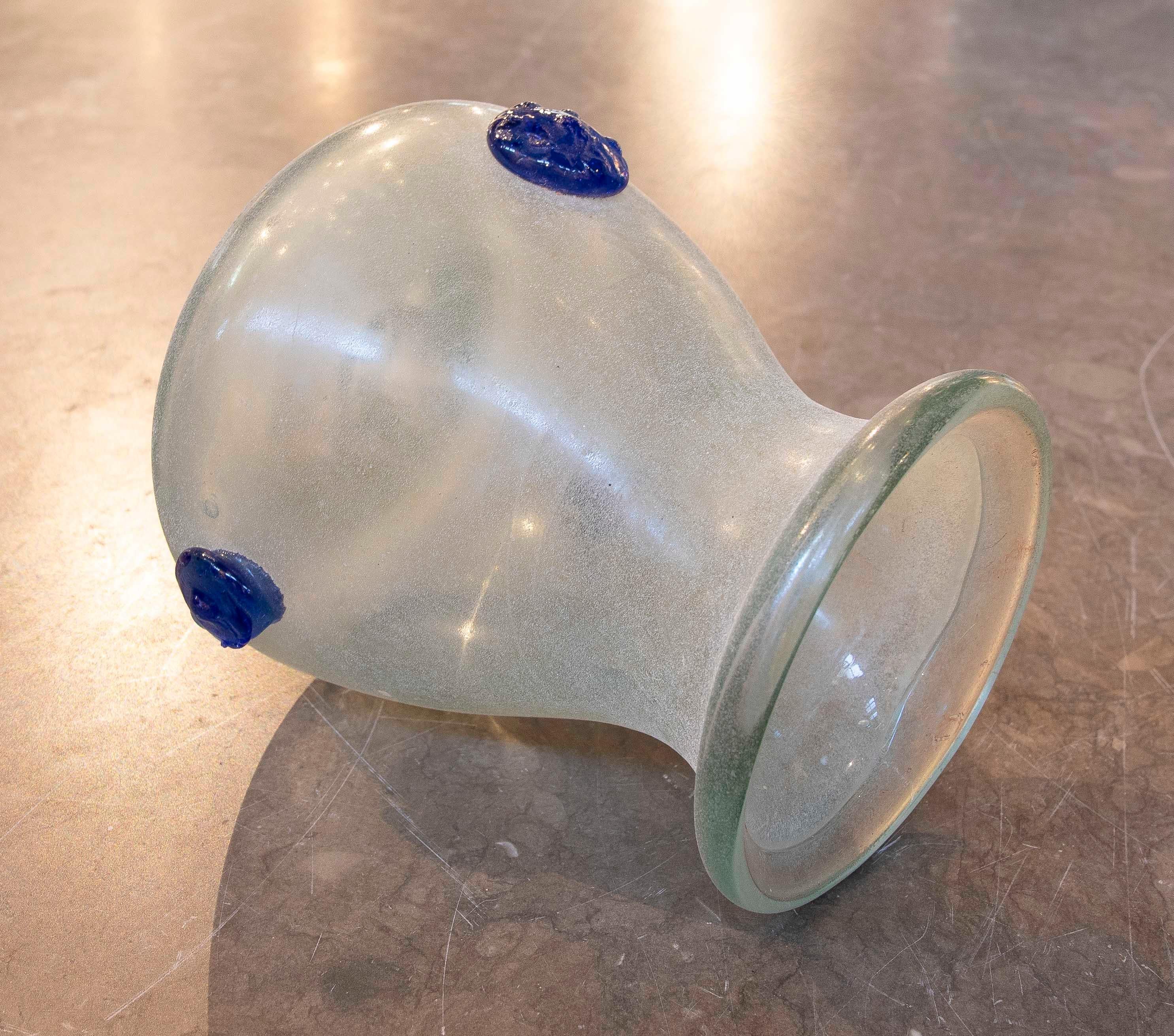 Vetro di Murano Vaso in vetro soffiato di Murano fatto a mano del 1950 con dettagli in rilievo blu in vendita