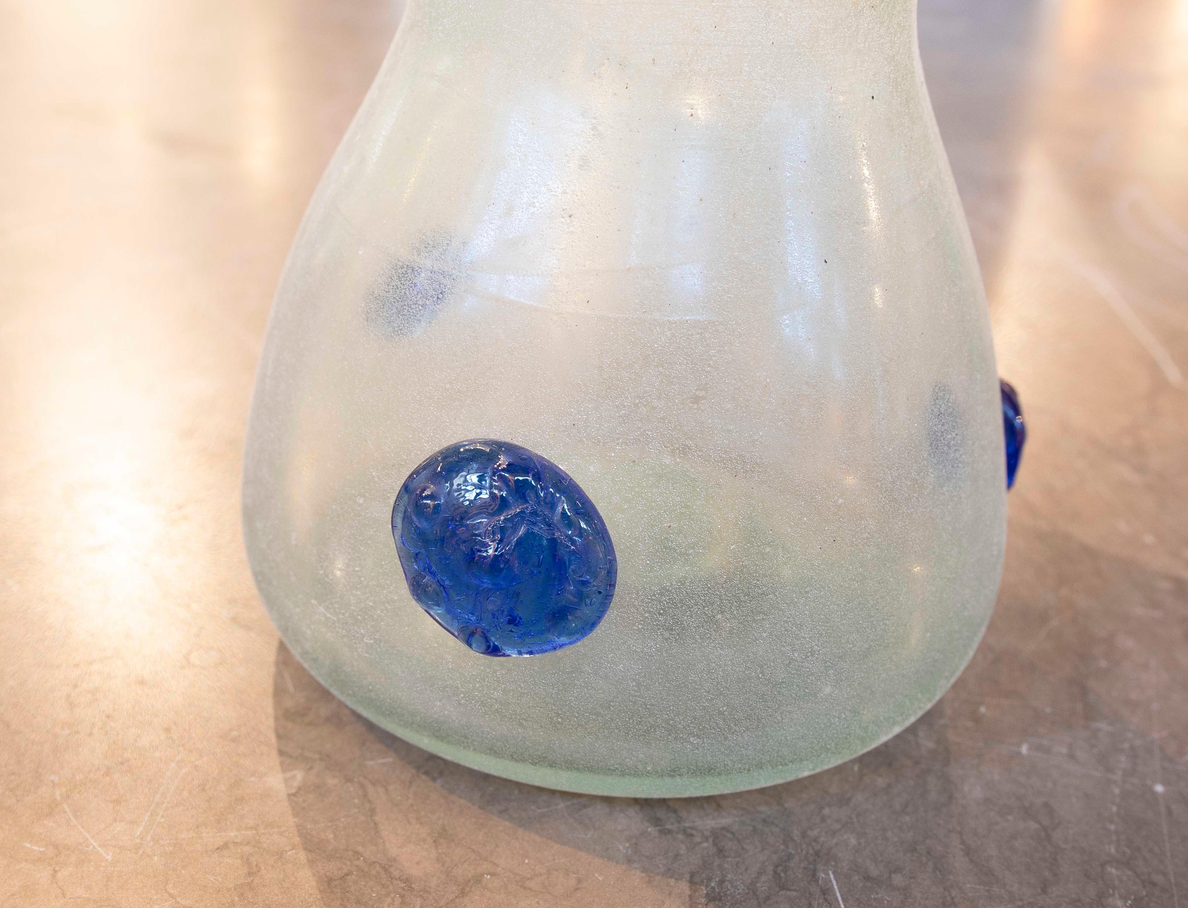 Vaso in vetro soffiato di Murano fatto a mano del 1950 con dettagli in rilievo blu in vendita 2