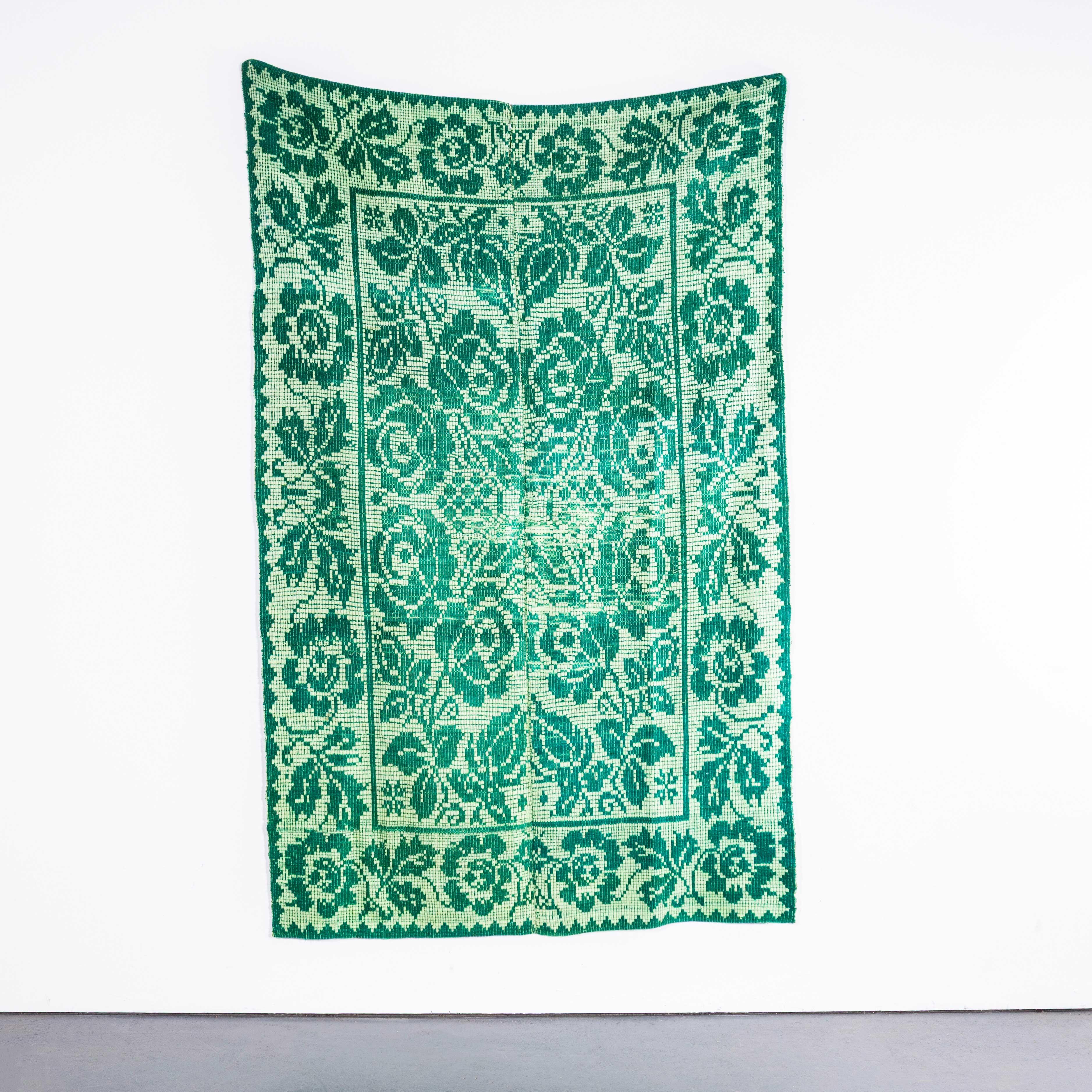 Colcha de lana húngara tejida a mano original de los años 50. 

Llevamos tiempo coleccionándolas, son difíciles de encontrar y muy bonitas. Tenemos varias mantas, a menudo de diseños similares, todas tejidas a mano con sencillos patrones