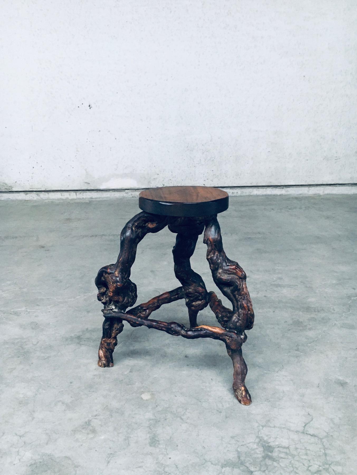 Vintage 1950's Handmade Vine wood & oak Bar Stool. Probablement fabriqué en France, dans les années 1950/60. Pieds en bois de vigne et de vin et assise en chêne massif. Il est en très bon état, entièrement d'origine. Dimensions : 69,5 cm x 58 cm x