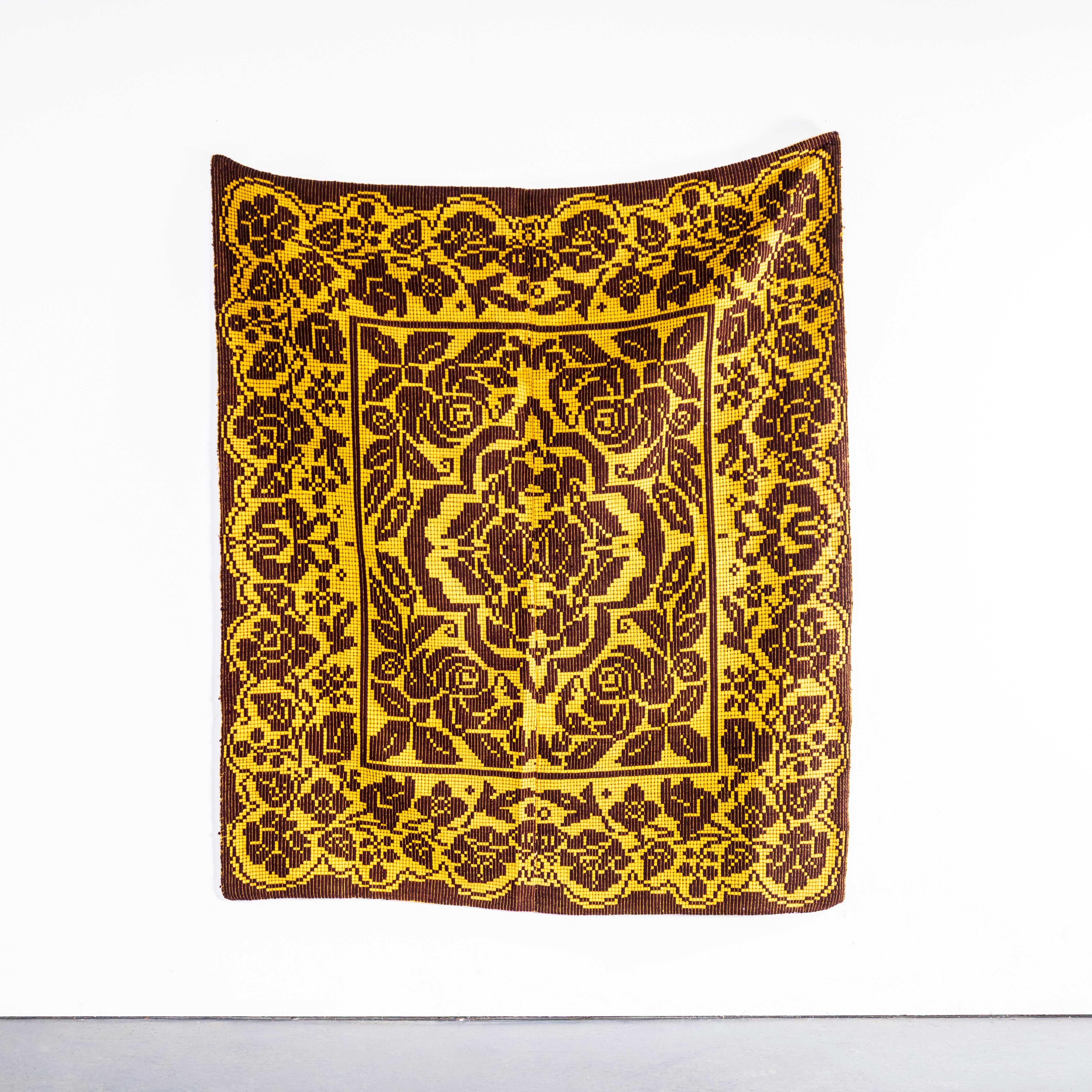 Copriletto in lana ungherese folcloristico giallo e marrone fatto a mano del 1950. 

Li collezioniamo da tempo, sono difficili da trovare e molto belli. Abbiamo una serie di coperte spesso con disegni simili, tutte tessute a mano con semplici motivi