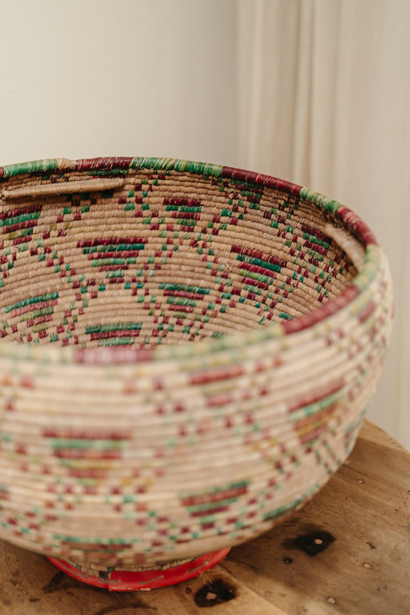 Wicker 1950's handwoven basket ... For Sale