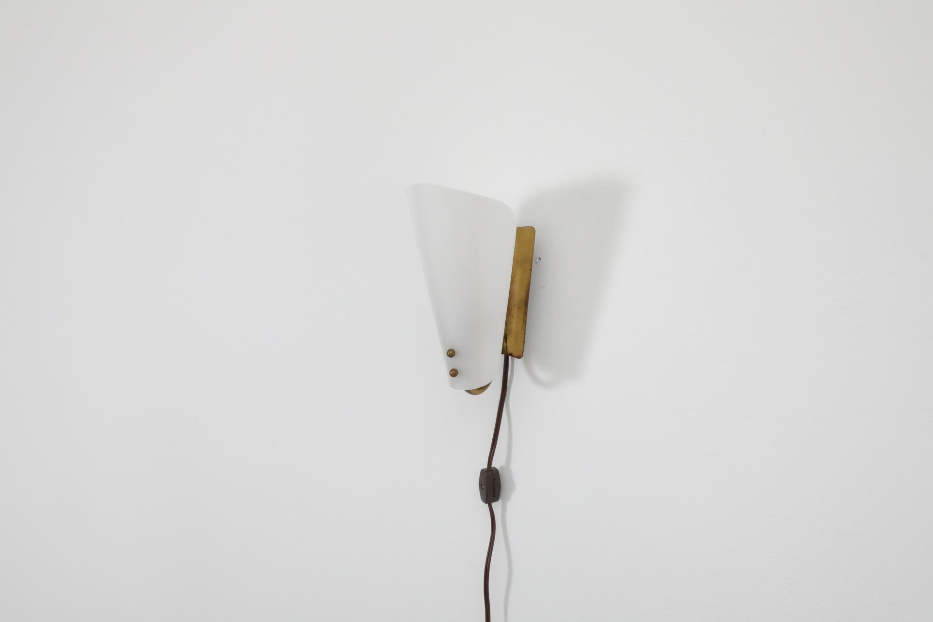 1950s Hanns Hoffmann-Lederer Style Plexi Wall Sconce with Brass Base and Accents In Good Condition In Los Angeles, CA