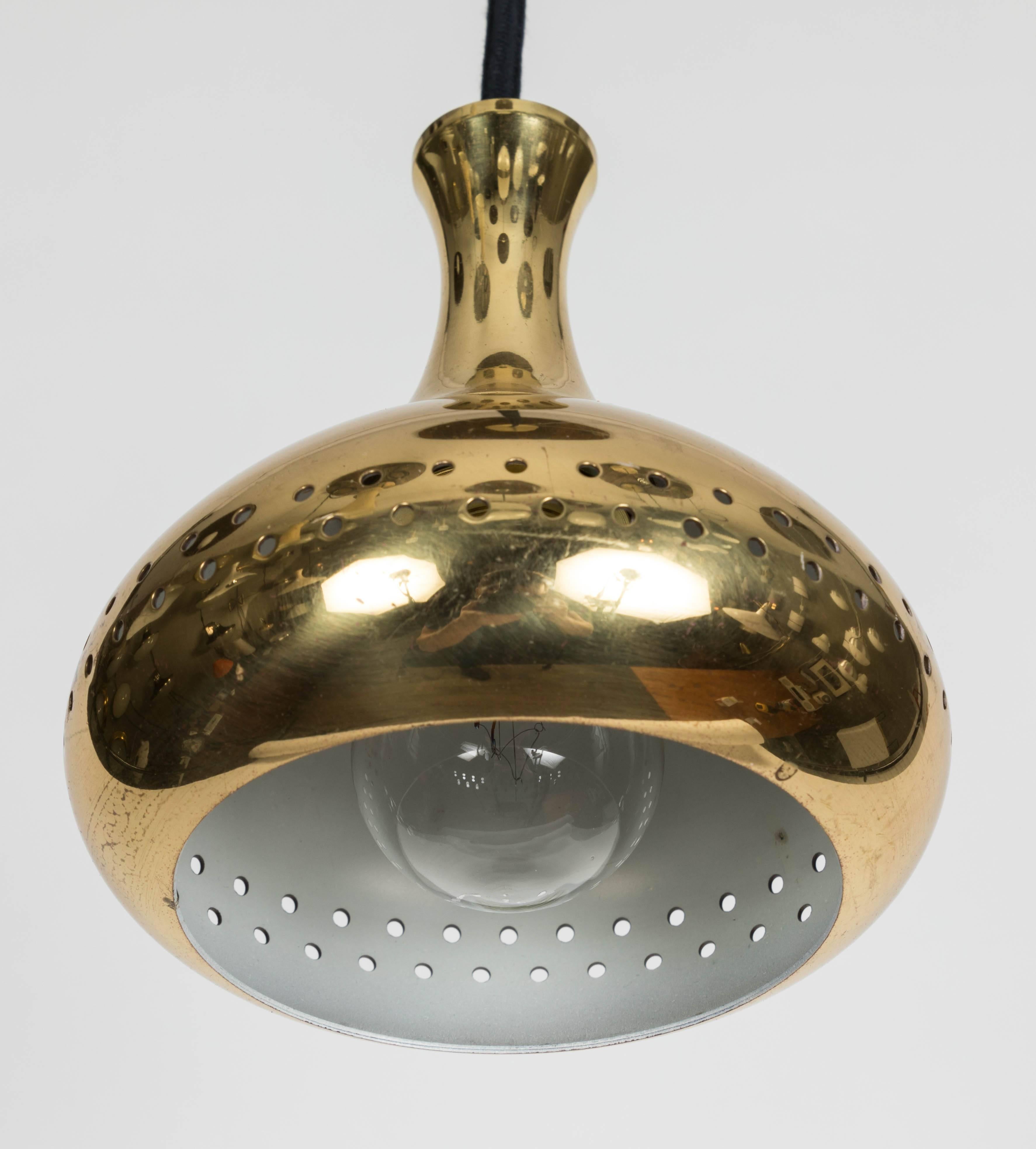 Metà XX secolo Ciondoli in ottone perforato di Hans-Agne Jakobsson del 1950 per Markaryd in vendita