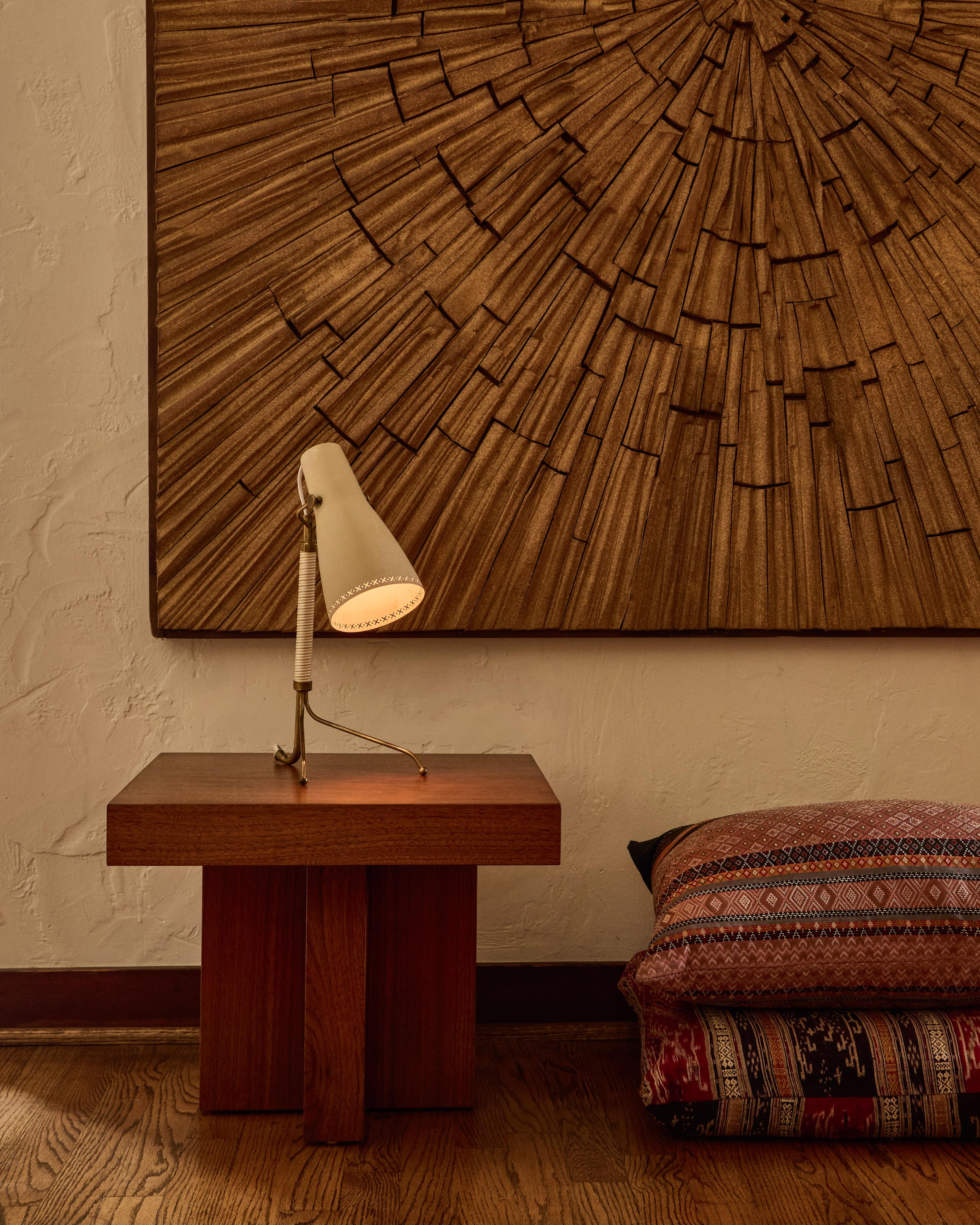 Lampe de table en métal perforé et laiton Hans Bergström modèle E1271 pour ASEA, années 1950.

L'abat-jour est en métal perforé peint et les pieds sont en laiton patiné. Un design moderne scandinave lyrique et élégant avec une forme sculpturale