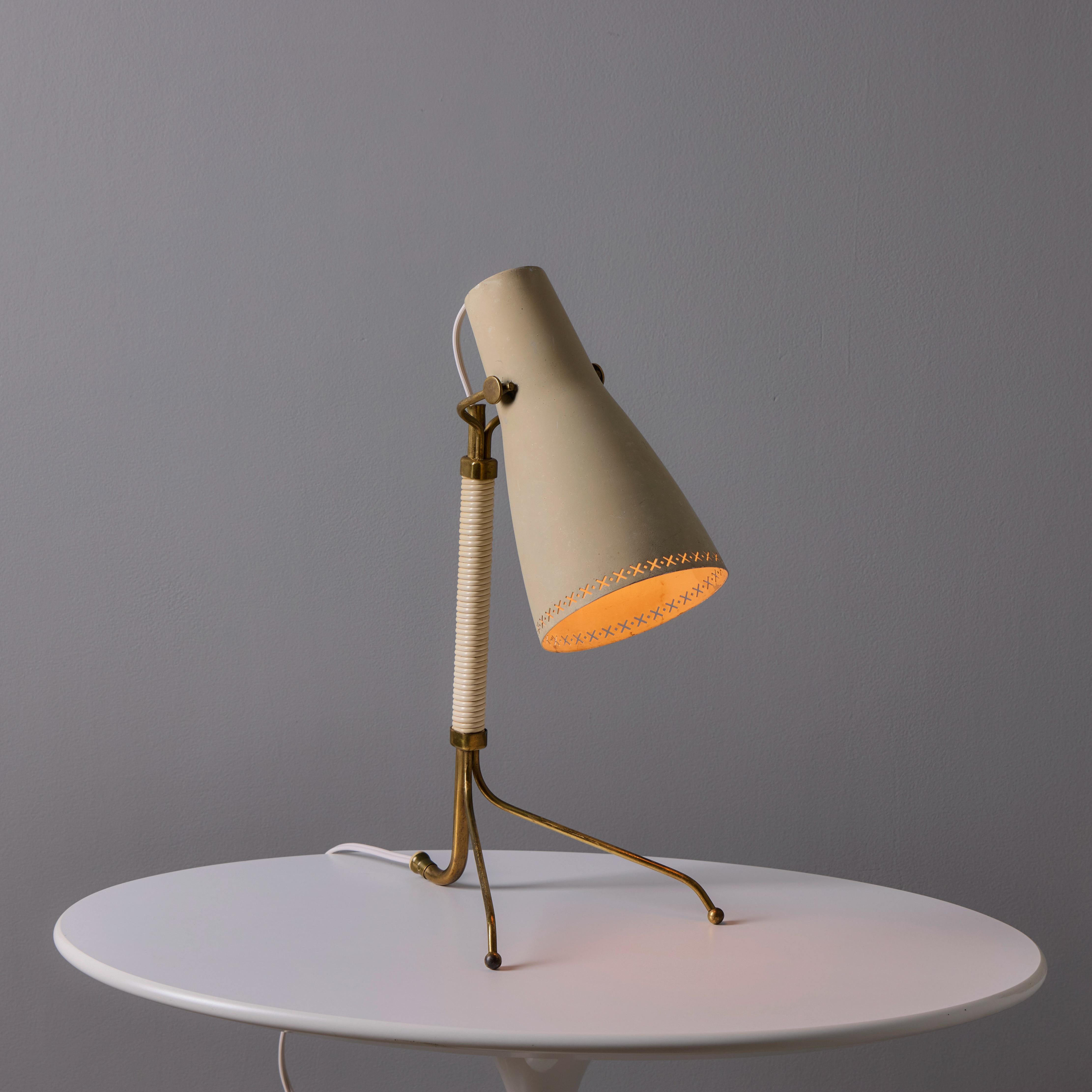 Suédois Années 1950 - Lampe de table en métal perforé et laiton Hans Bergström modèle E1271 pour ASEA en vente