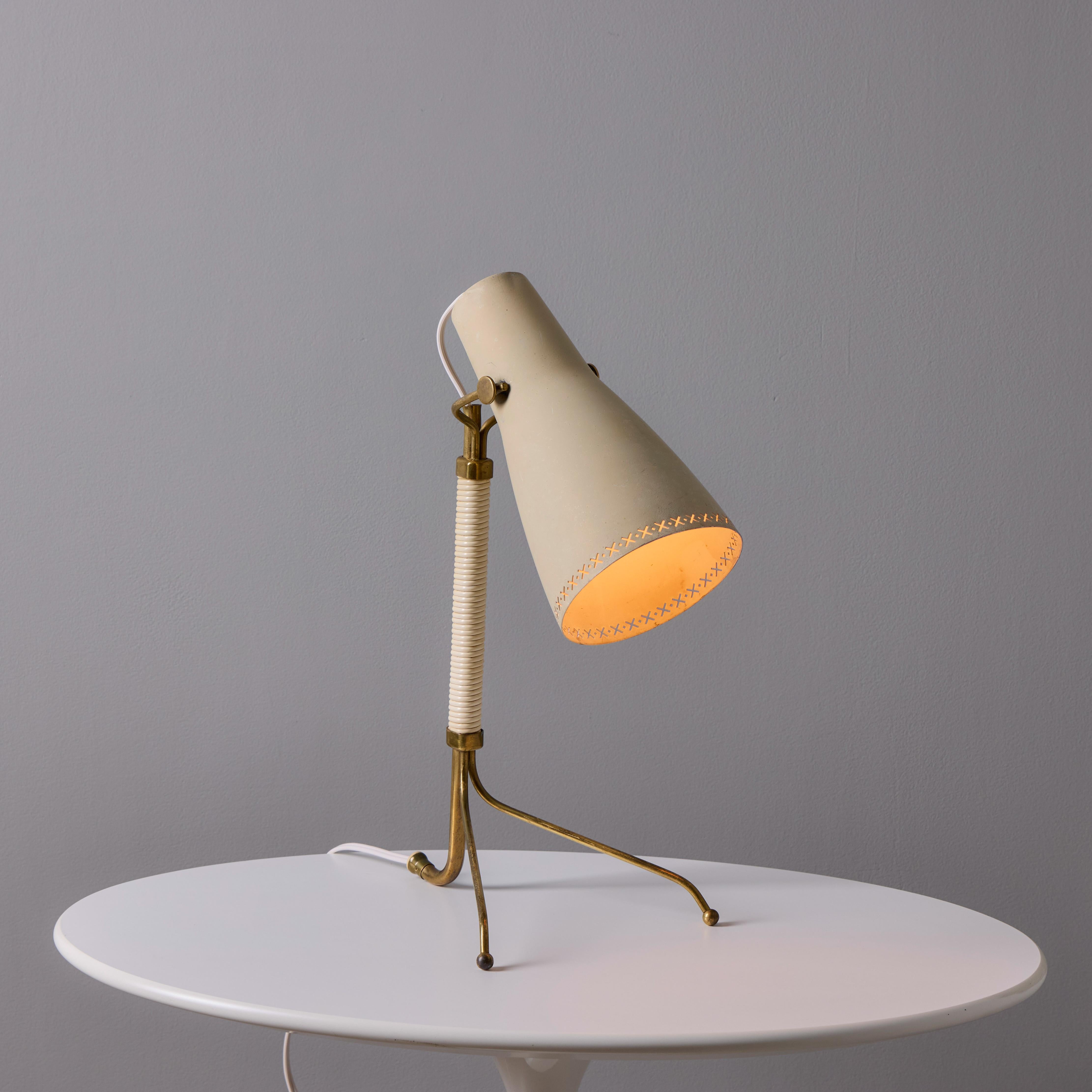 Années 1950 - Lampe de table en métal perforé et laiton Hans Bergström modèle E1271 pour ASEA Bon état - En vente à Glendale, CA