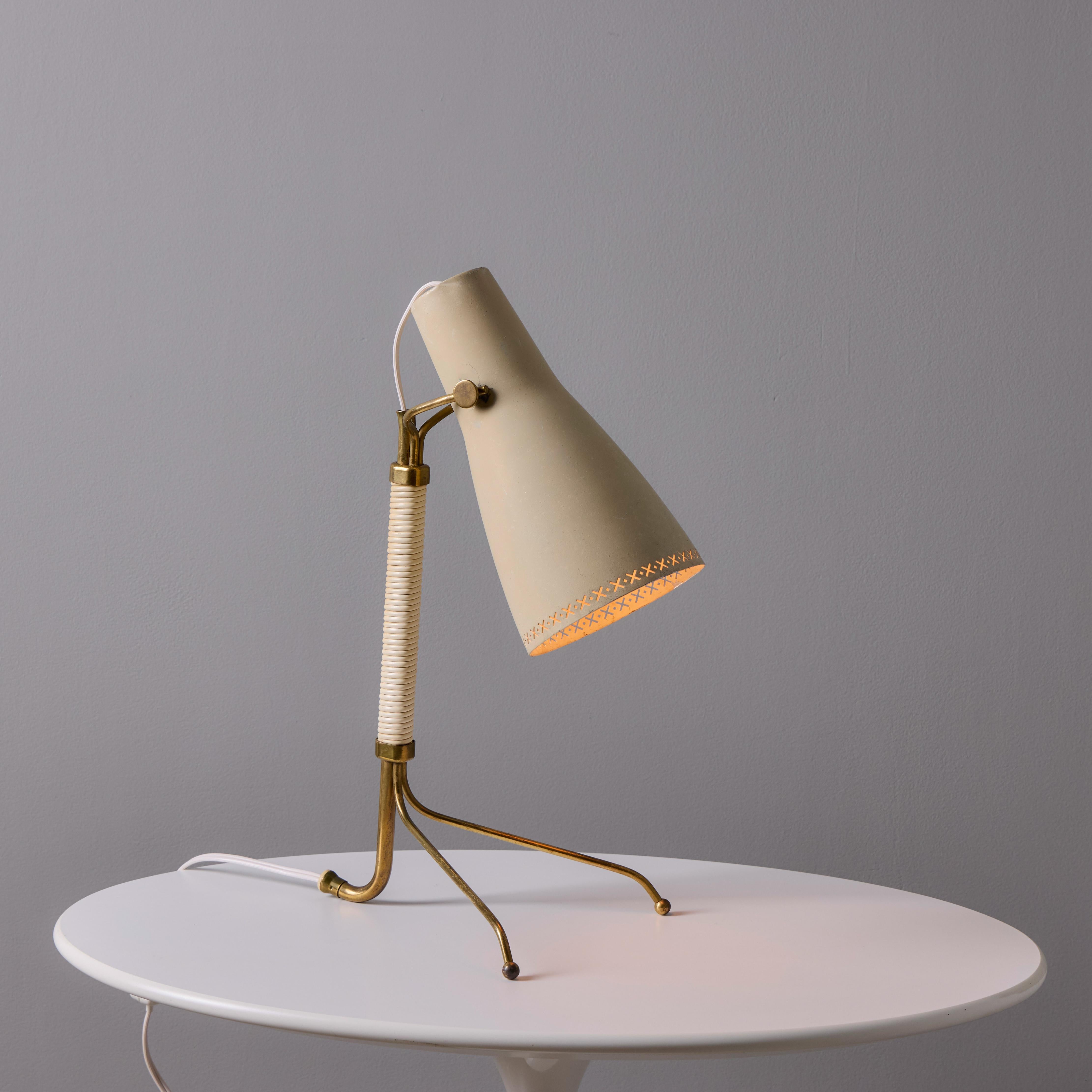 Milieu du XXe siècle Années 1950 - Lampe de table en métal perforé et laiton Hans Bergström modèle E1271 pour ASEA en vente