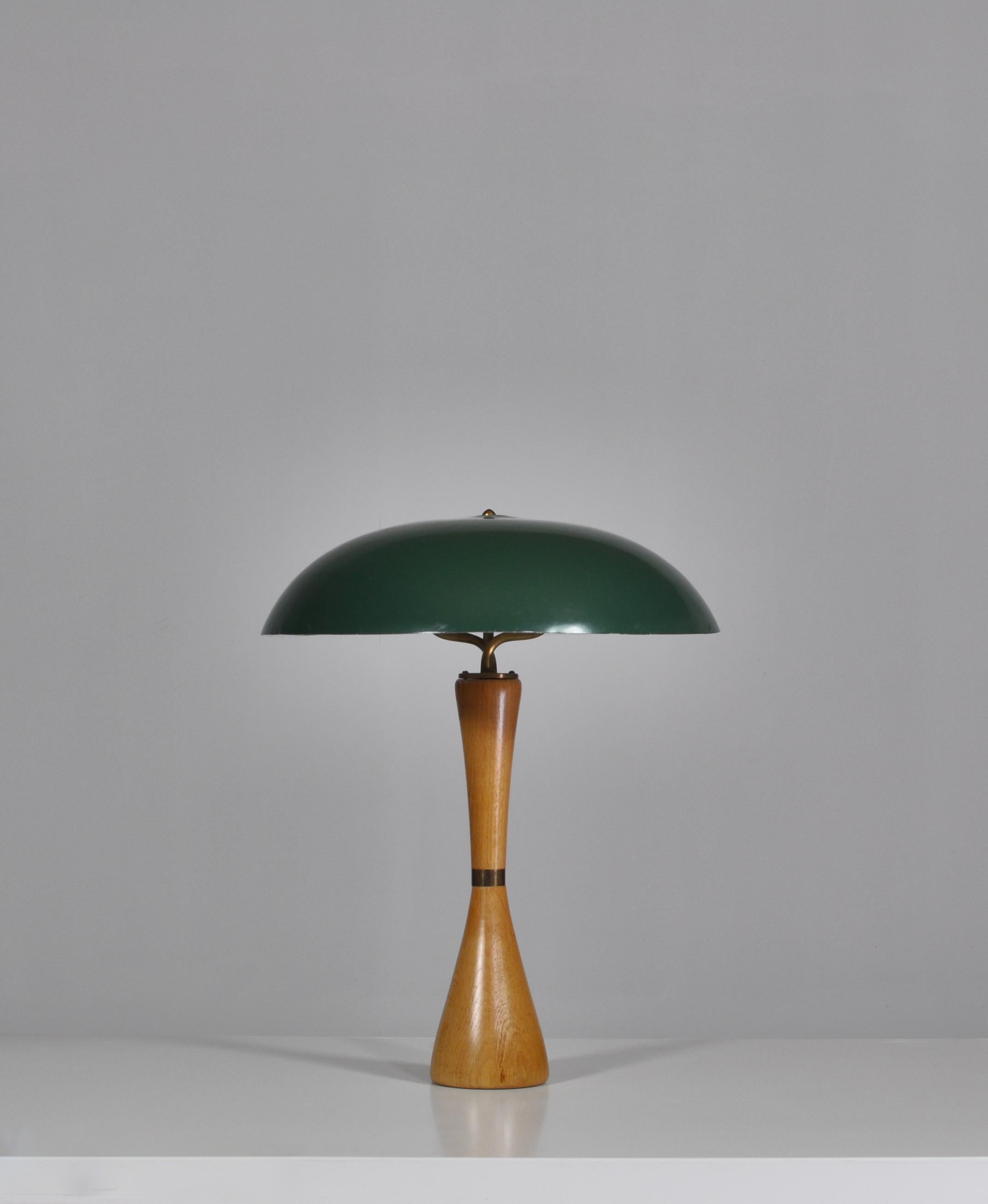 Wonderful vintage table lamp made in Sweden in the 1950s. The lamp is attributed to Hans Bergström as it bears strong resemblance to his work for ASEA. The design is typical for the Scandinavian modernism of the 1950s and features a beautifully