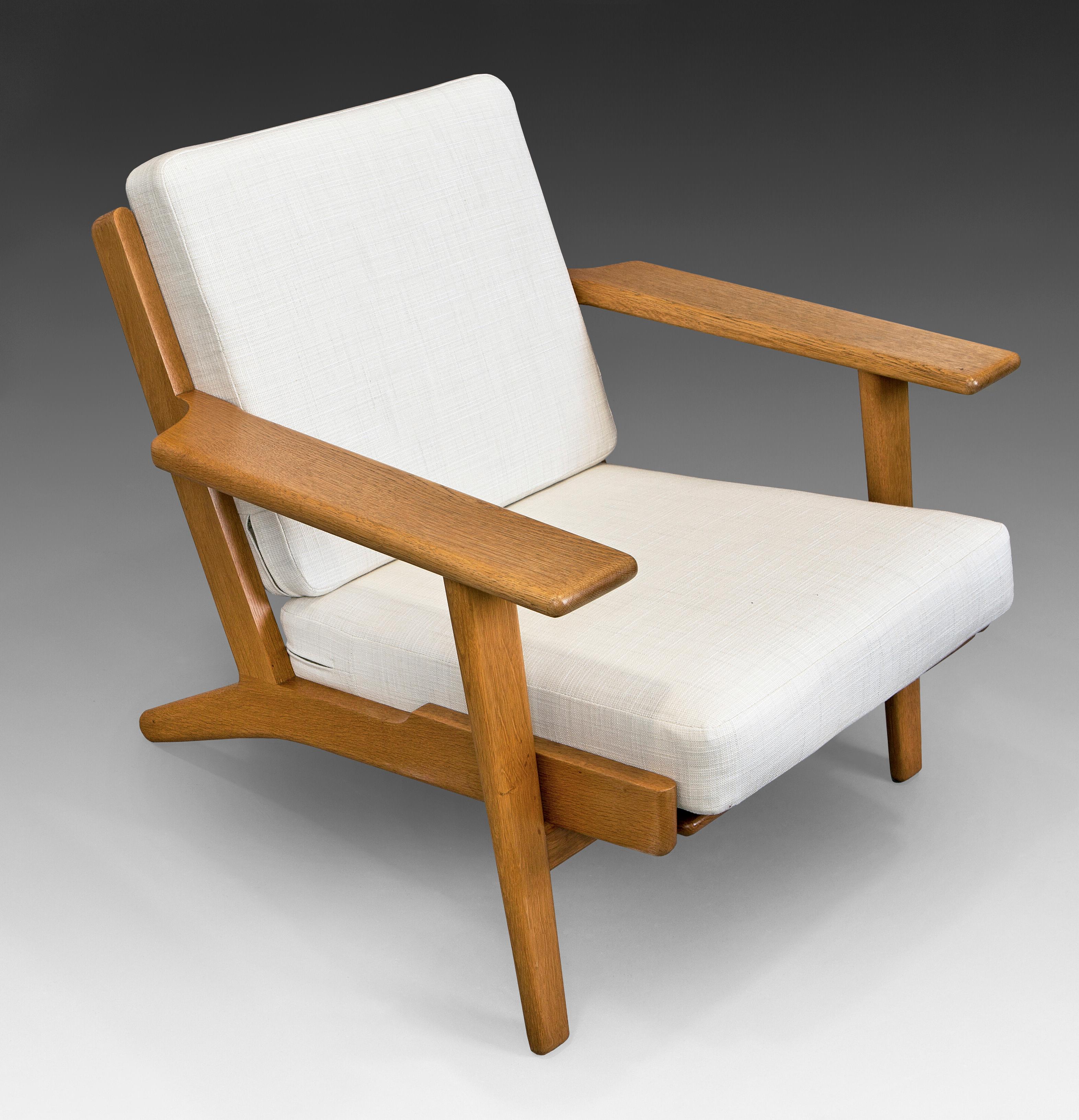 G290 armchair in solid oak and upholstery designed by Hans J. Wegner for Getama. Model G290 high backrest also available, see pictures for more info.
Denmark, 1950s. Completely restored and reupholstered with their original cushions.