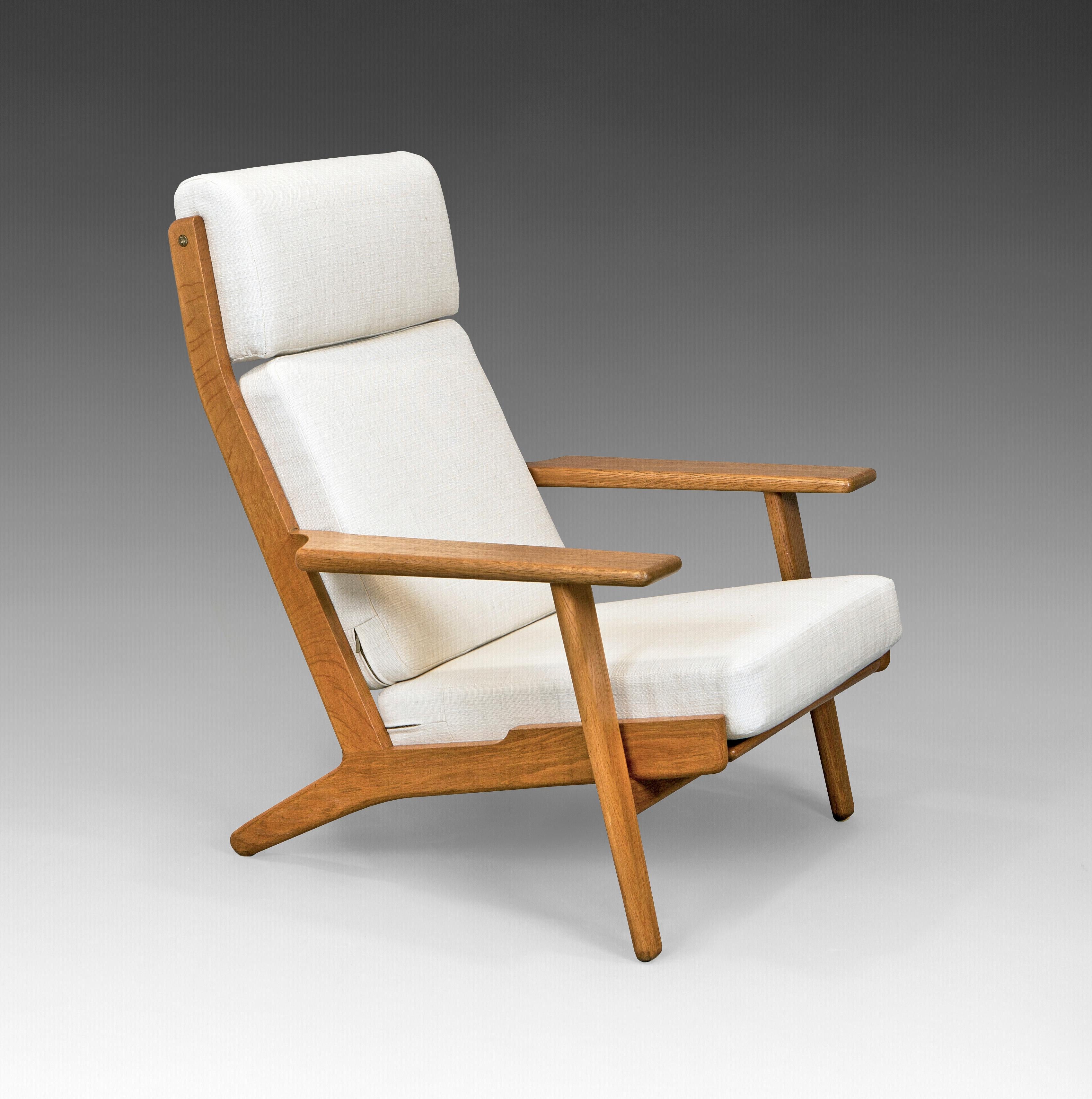 G290 armchair armchair in solid oak and upholstery designed by Hans J. Wegner for Getama. Model G290 with low backrest also available, see pictures for more info.
Denmark, 1950s. Completely restored and reupholstered with their original cushions