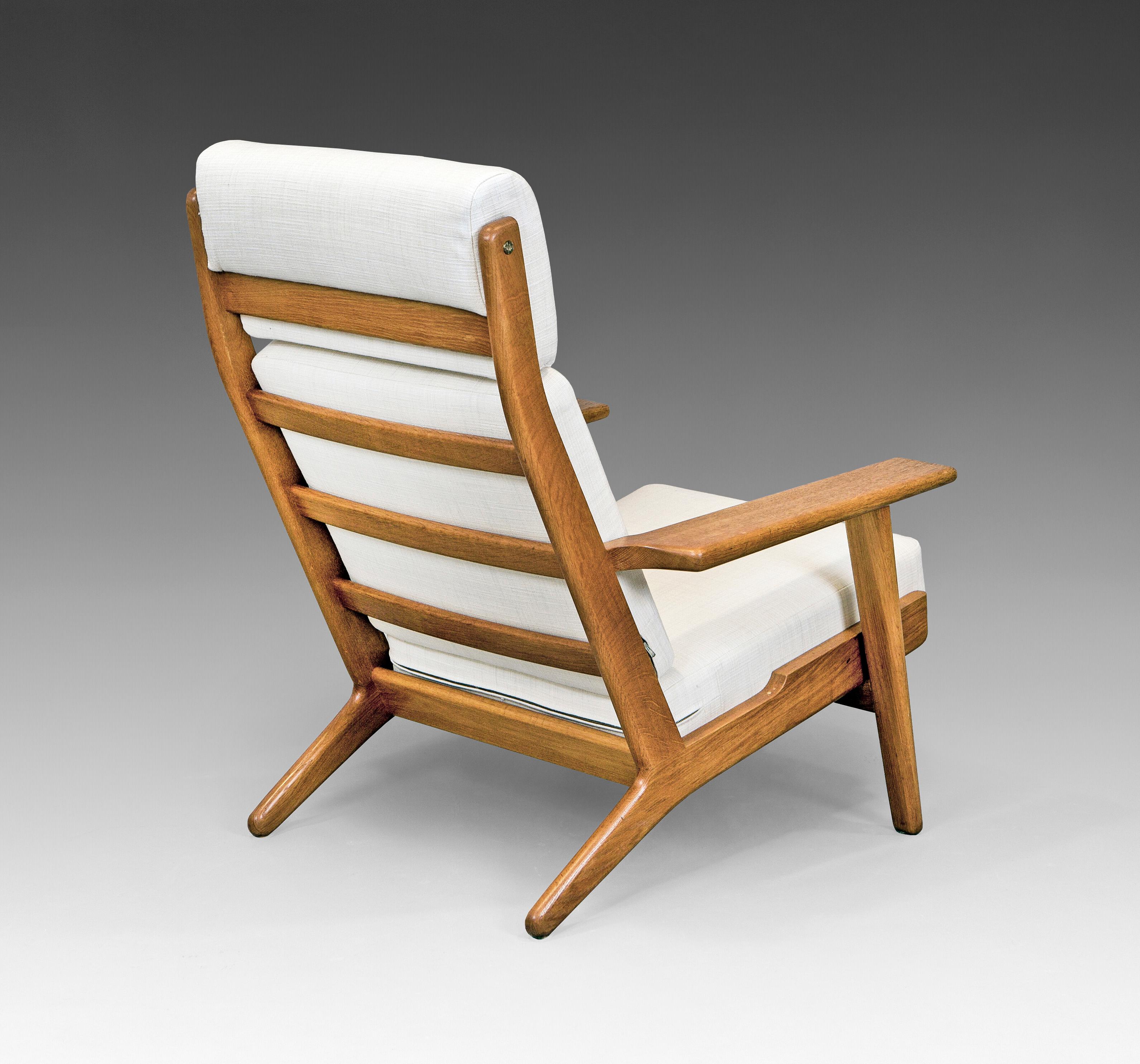 Hans J. Wegner Sessel aus massiver Eiche, 1950er Jahre (Moderne der Mitte des Jahrhunderts) im Angebot